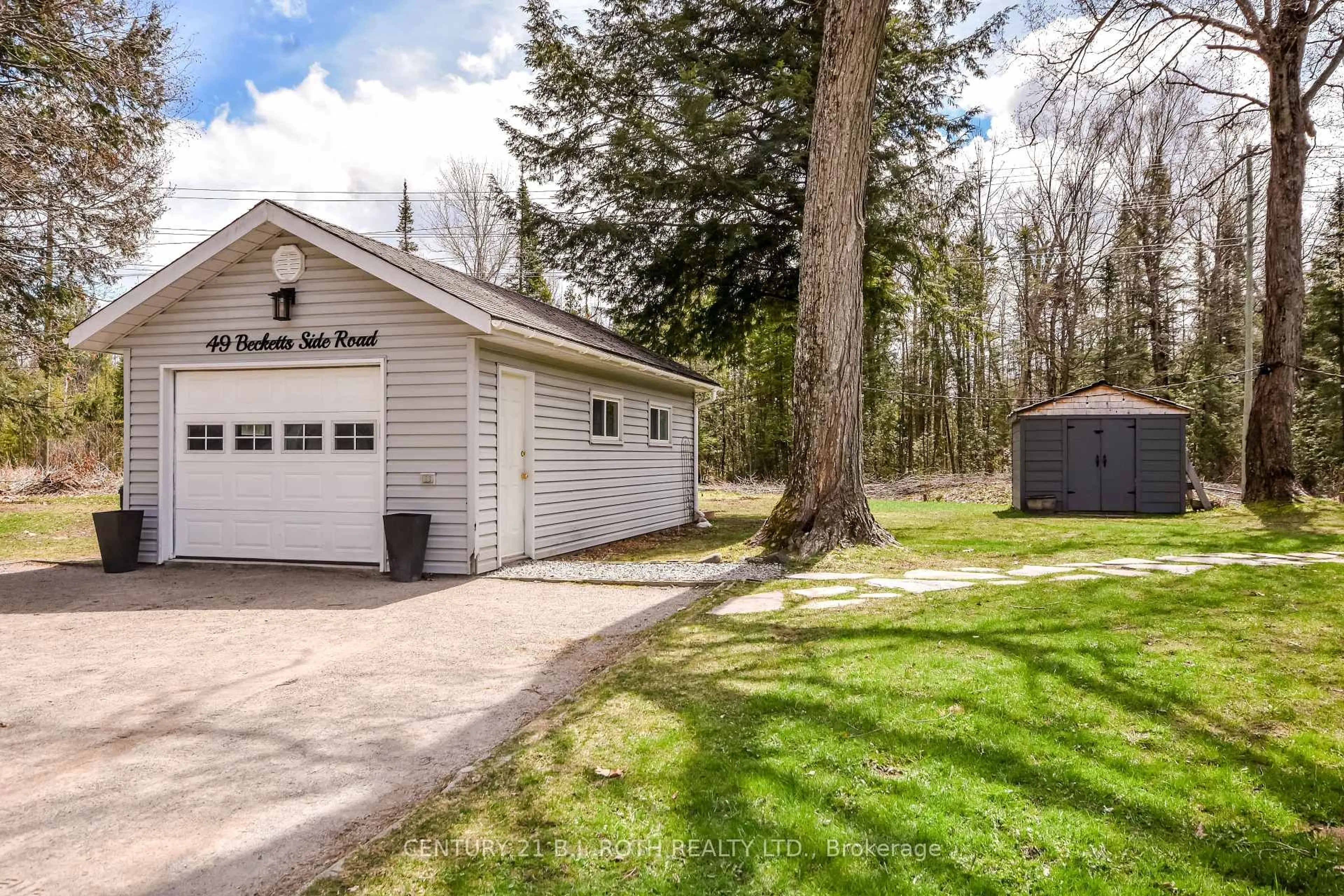 Indoor garage for 49 Becketts Sdrd, Tay Ontario L0K 2C0