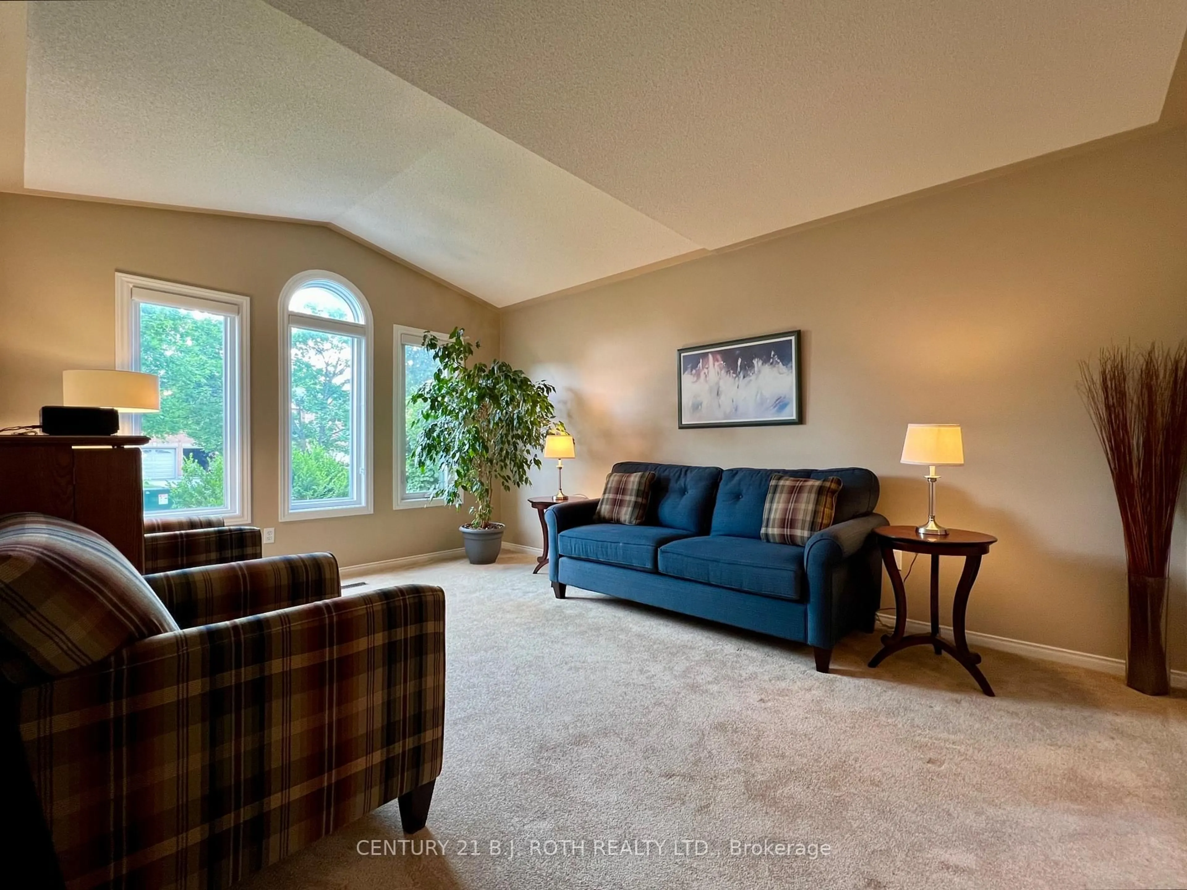 Living room with furniture, carpet floor for 47 Looker Dr, Barrie Ontario L4N 7V3