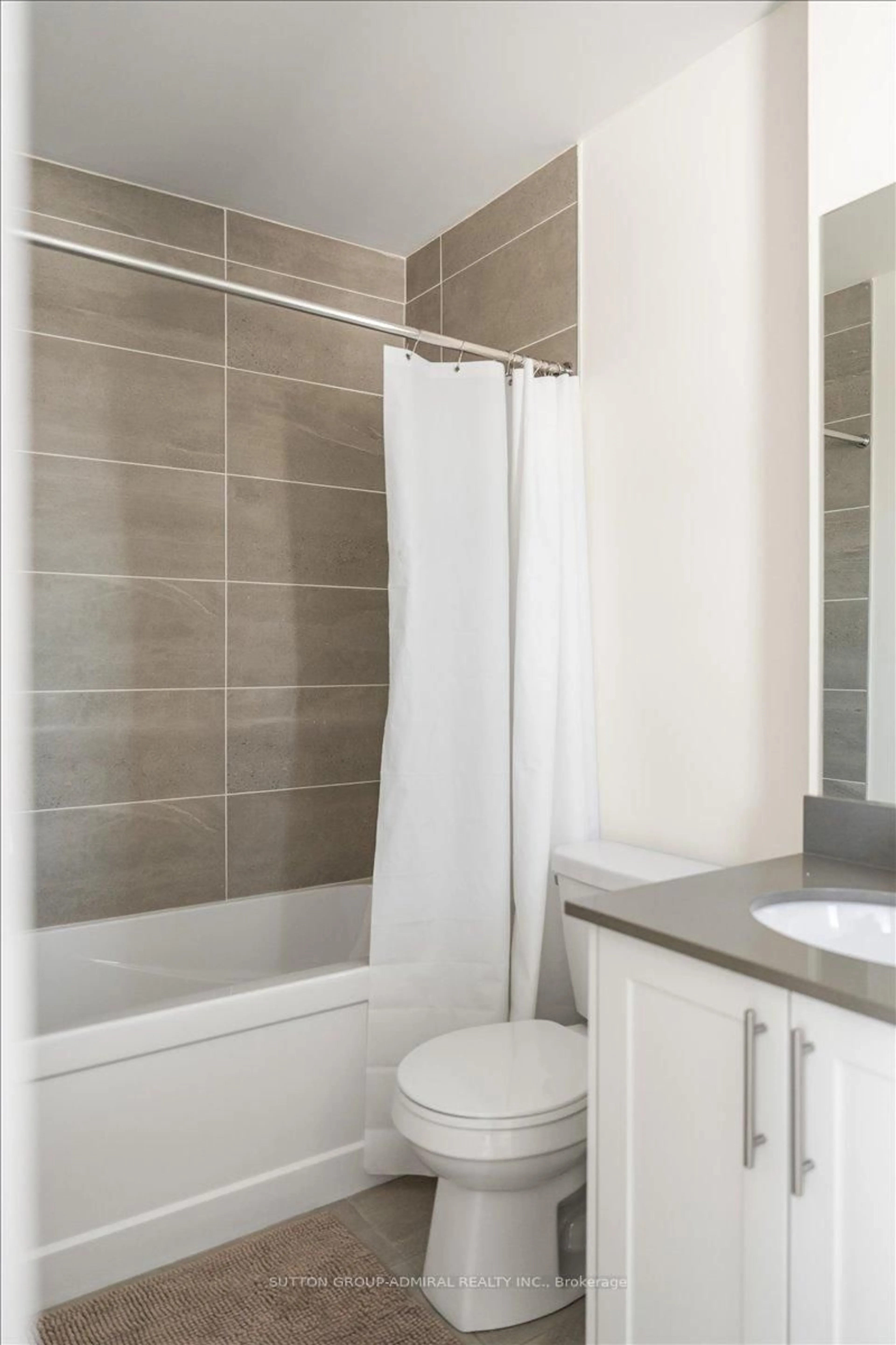 Standard bathroom, ceramic/tile floor for 83 Shelburne Ave, Wasaga Beach Ontario L9Z 0L2