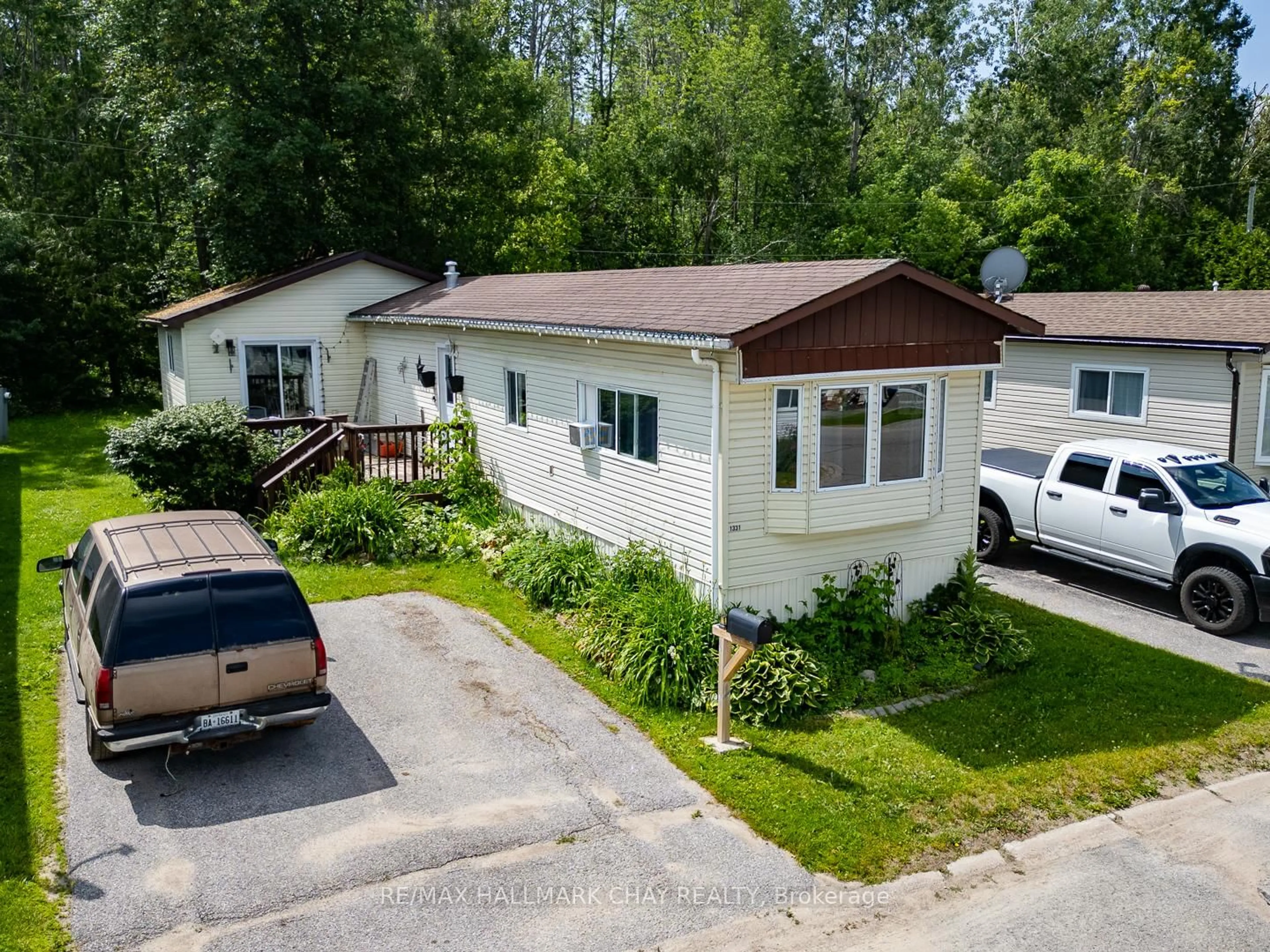 A pic from outside/outdoor area/front of a property/back of a property/a pic from drone, street for 1331 Hilltop Rd, Severn Ontario L3V 0V1