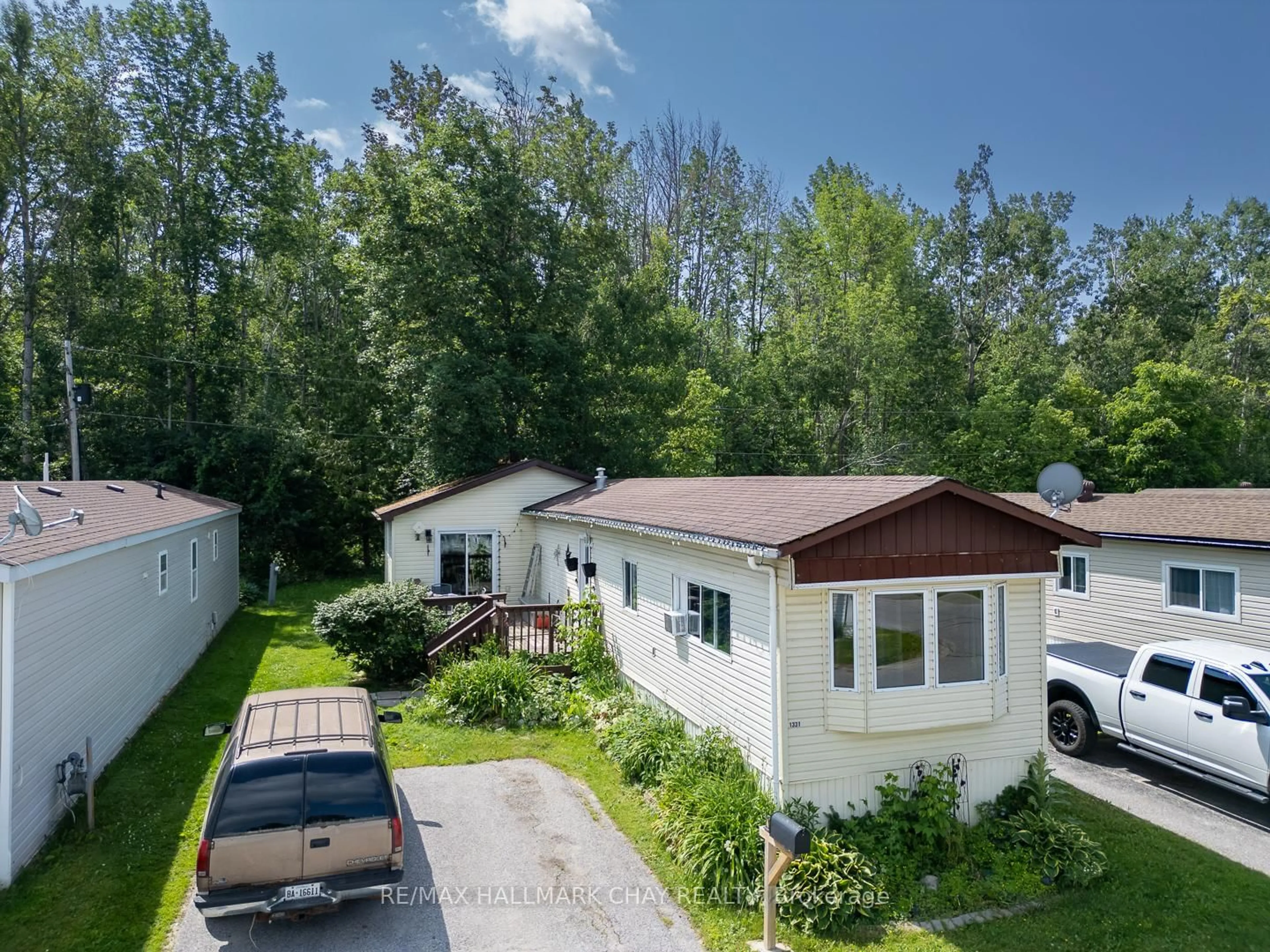 A pic from outside/outdoor area/front of a property/back of a property/a pic from drone, street for 1331 Hilltop Rd, Severn Ontario L3V 0V1