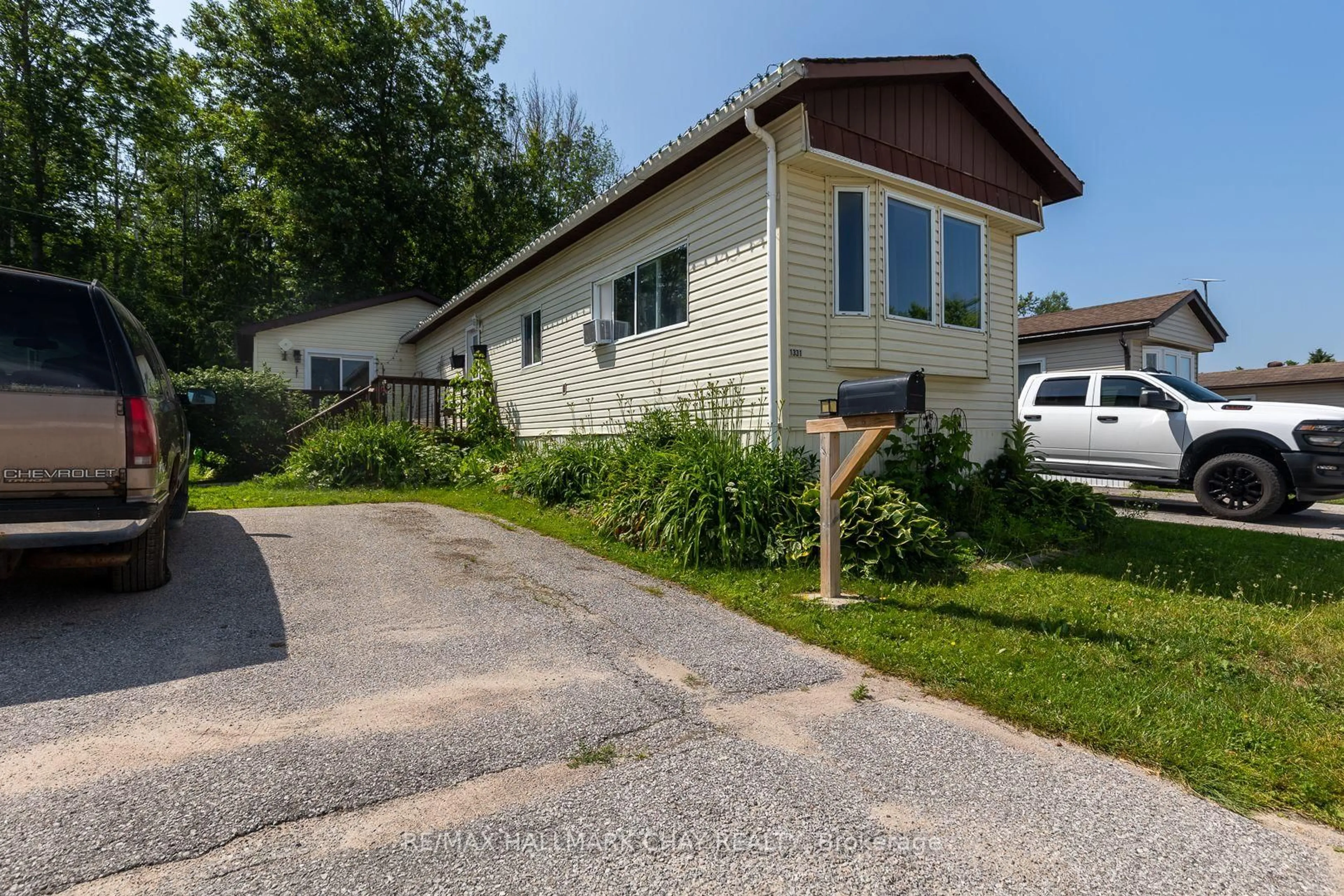 Home with vinyl exterior material, street for 1331 Hilltop Rd, Severn Ontario L3V 0V1