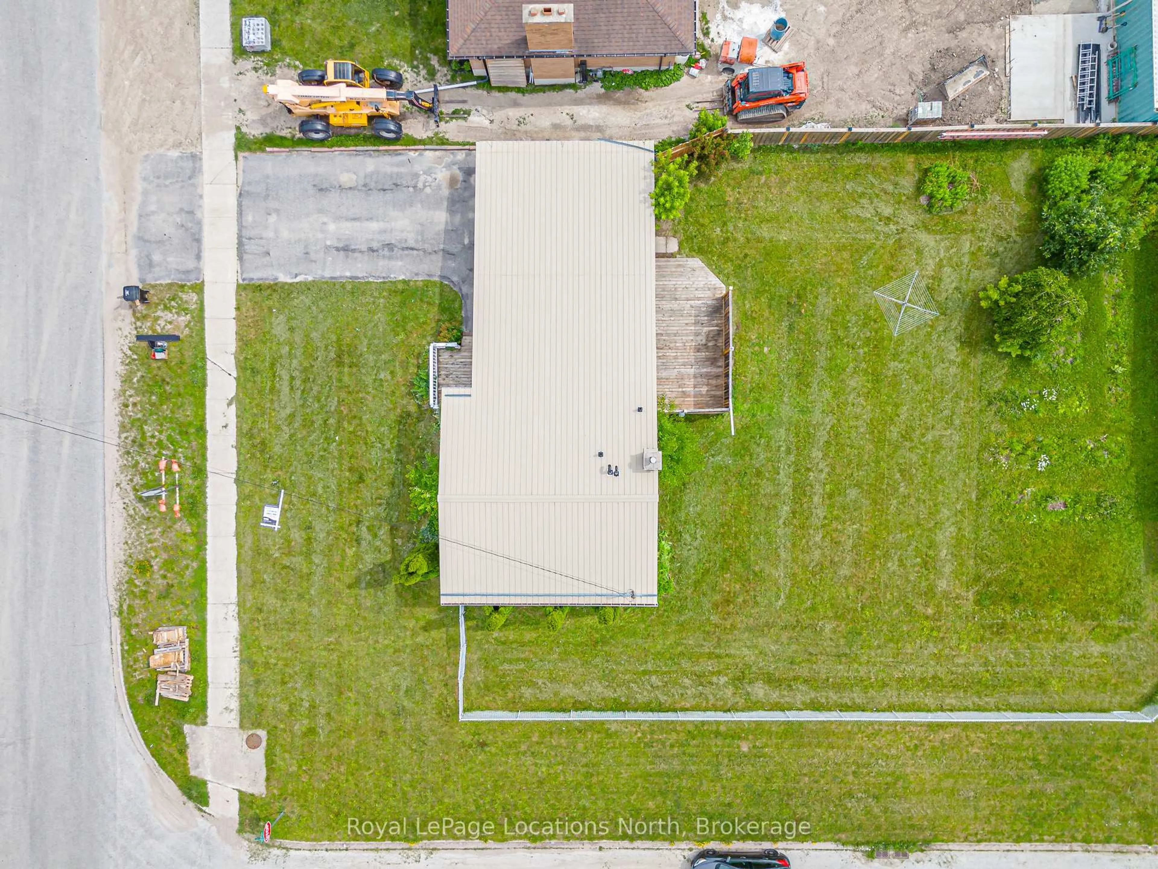 A pic from outside/outdoor area/front of a property/back of a property/a pic from drone, street for 594 Oak St, Collingwood Ontario L9Y 2Z1