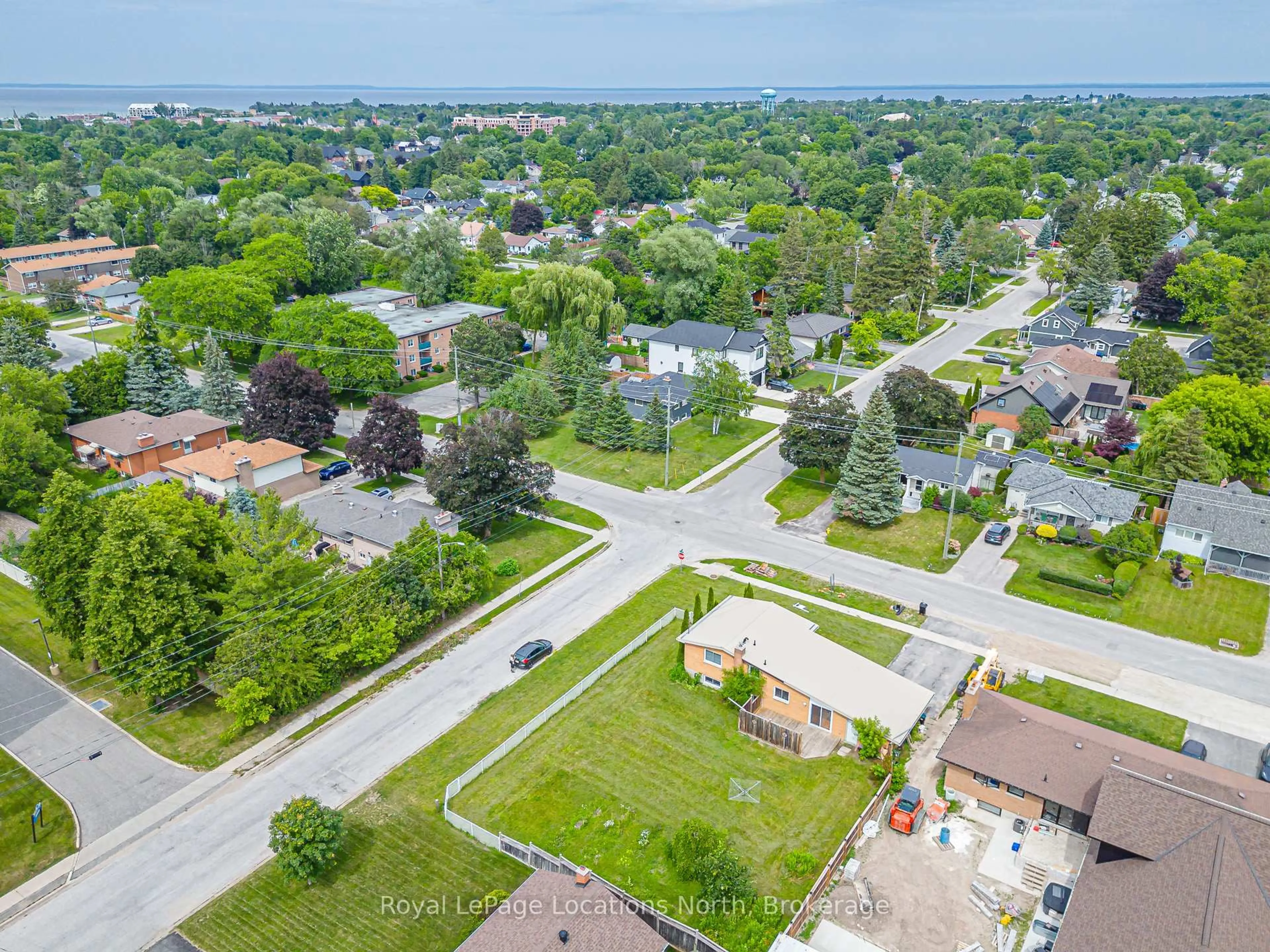 A pic from outside/outdoor area/front of a property/back of a property/a pic from drone, street for 594 Oak St, Collingwood Ontario L9Y 2Z1