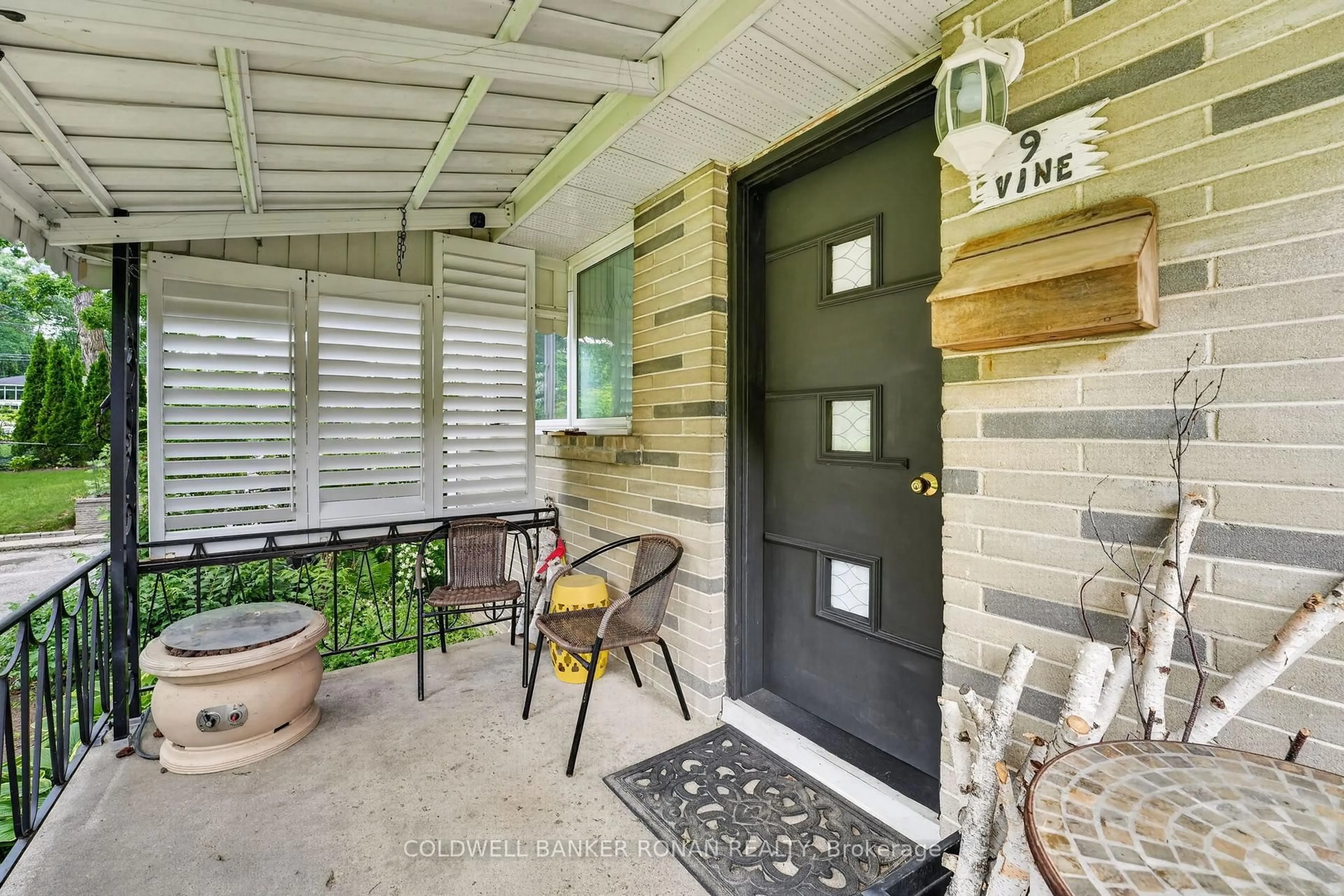 Indoor entryway for 9 Vine St, Barrie Ontario L4N 2B1