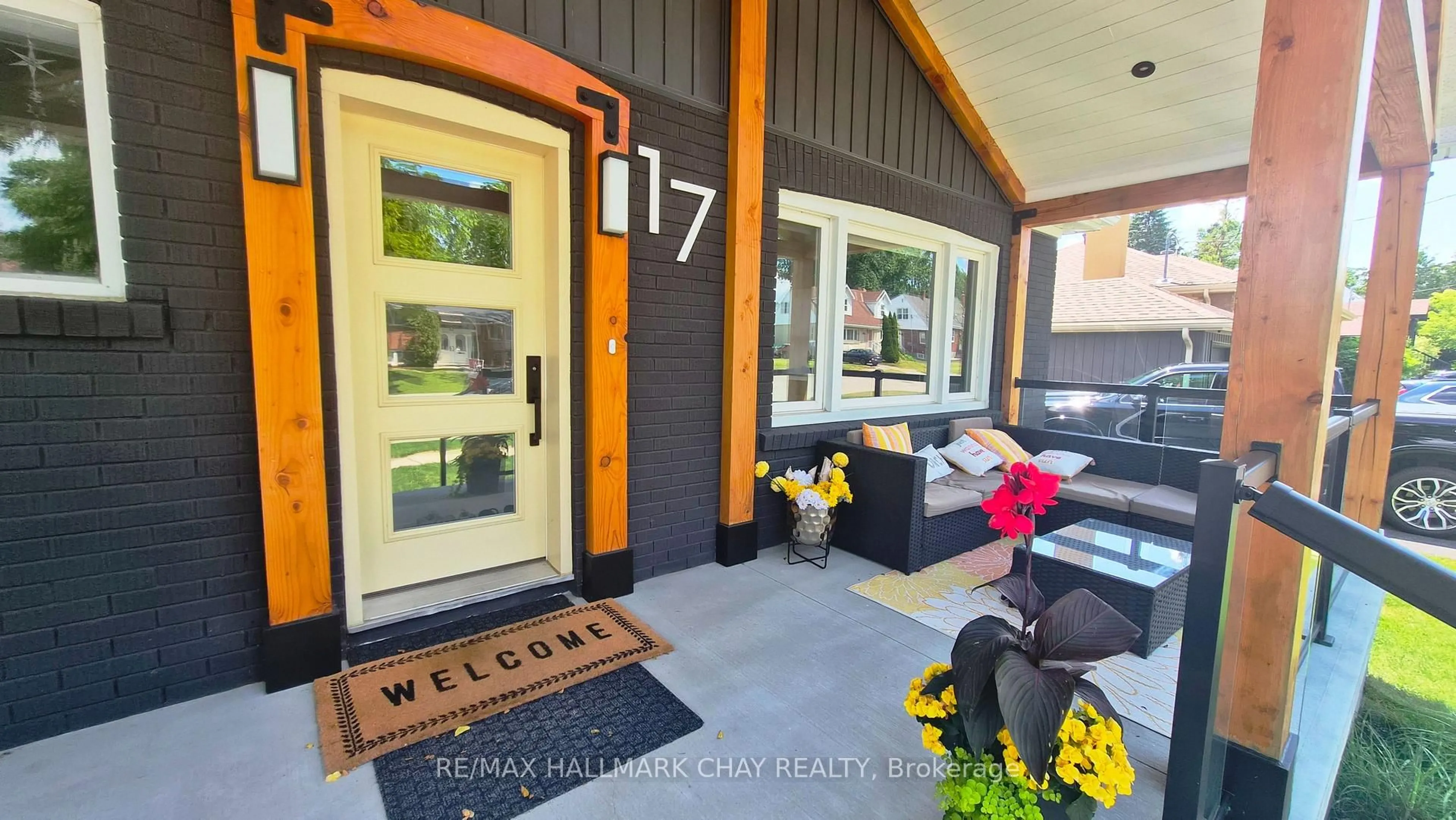 Indoor entryway for 17 Bowman Ave, Barrie Ontario L4M 1V1