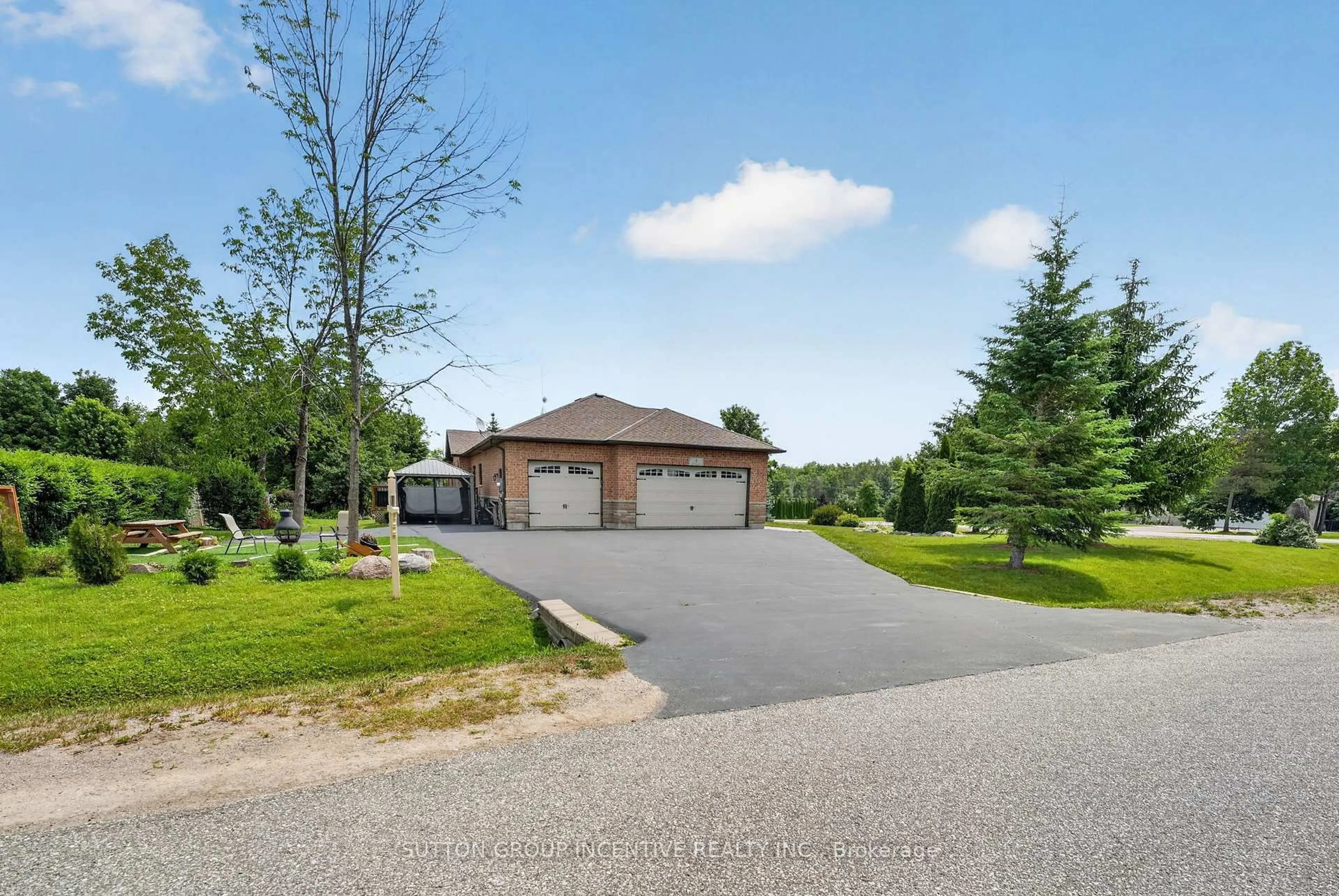 A pic from outside/outdoor area/front of a property/back of a property/a pic from drone, street for 1 GALRICH Crt, Oro-Medonte Ontario L3V 0R5