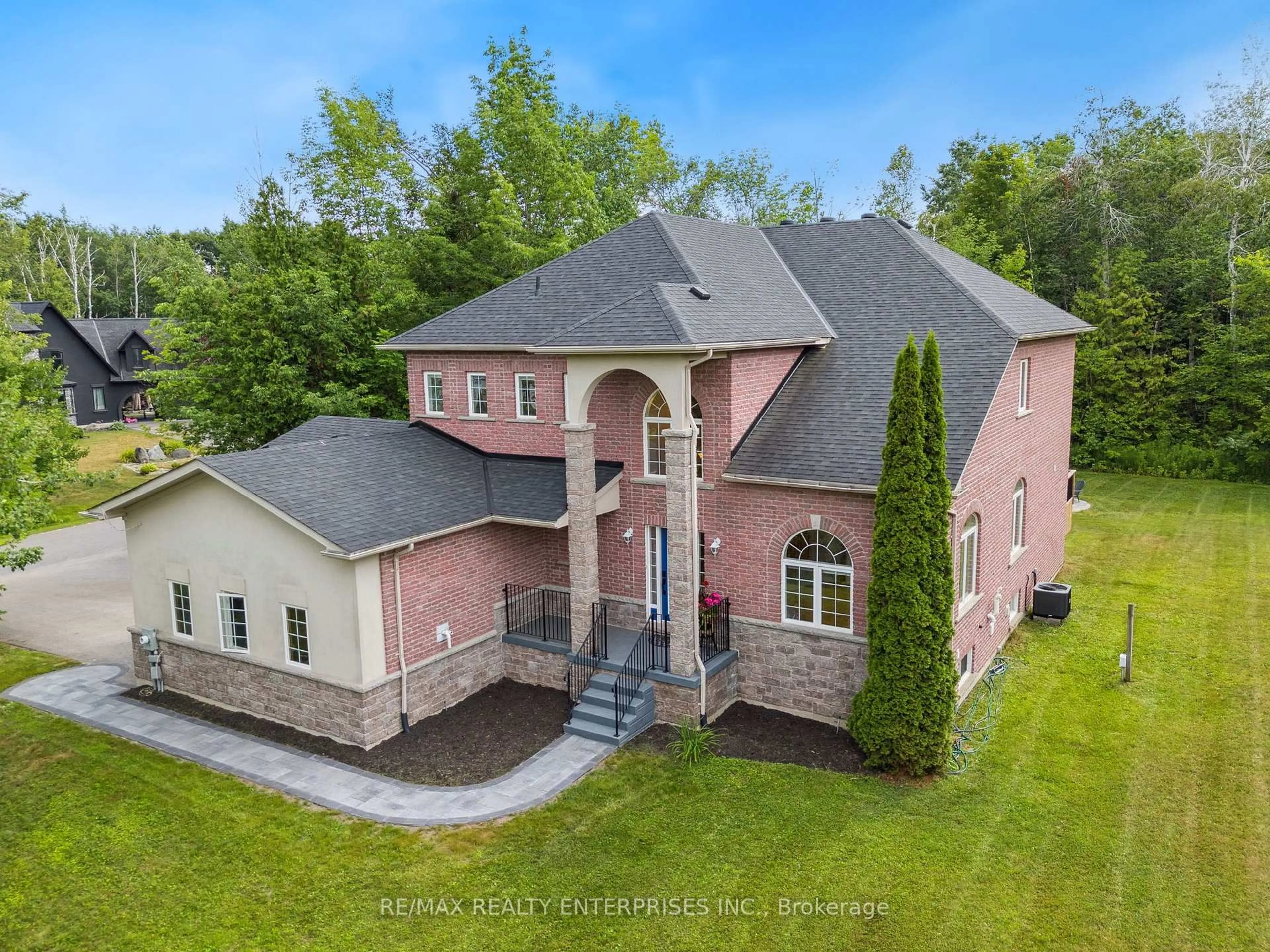 A pic from outside/outdoor area/front of a property/back of a property/a pic from drone, unknown for 2036 Birkshire Woods Lane, Severn Ontario L3V 6H2