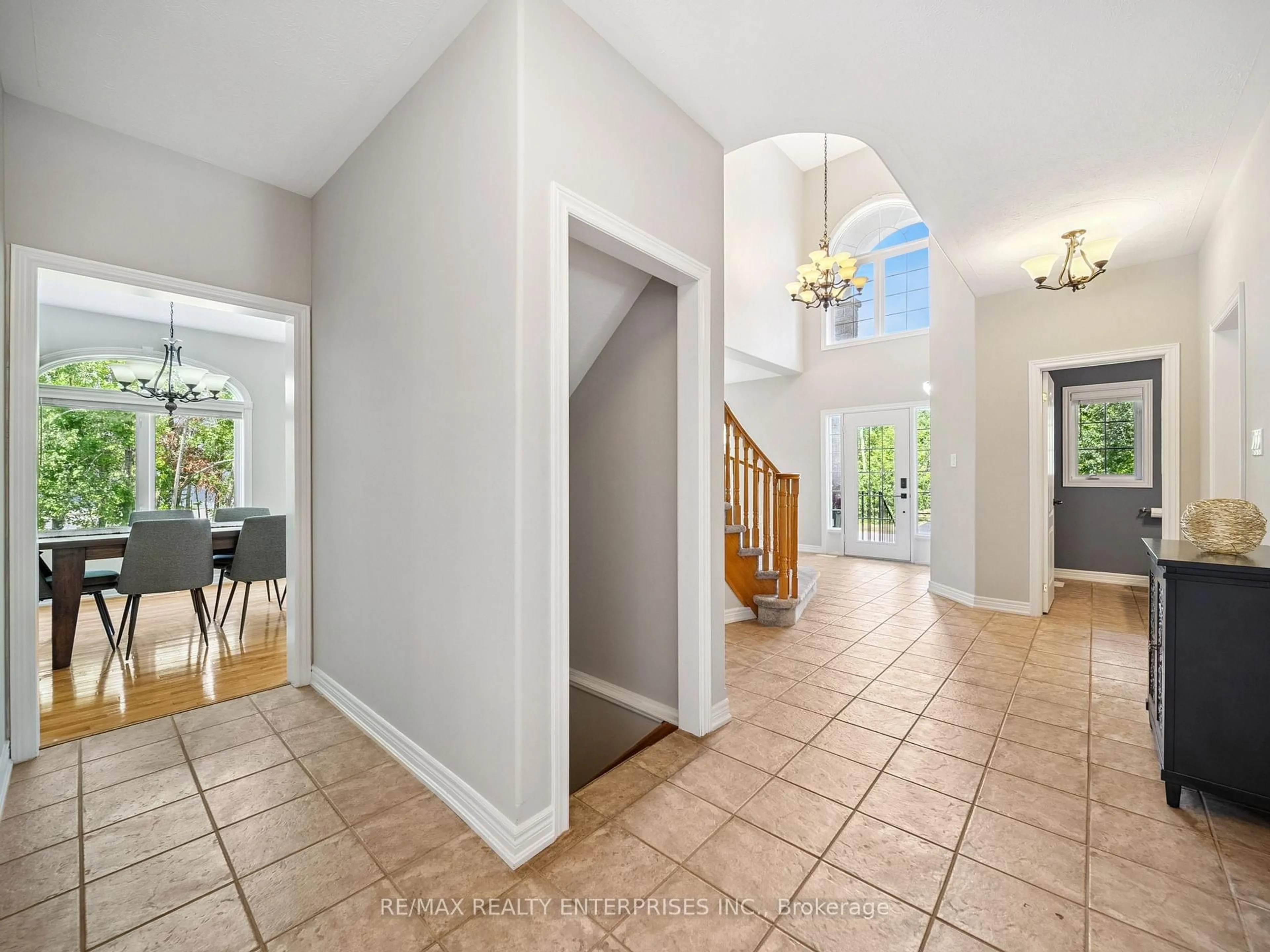 Indoor entryway for 2036 Birkshire Woods Lane, Severn Ontario L3V 6H2