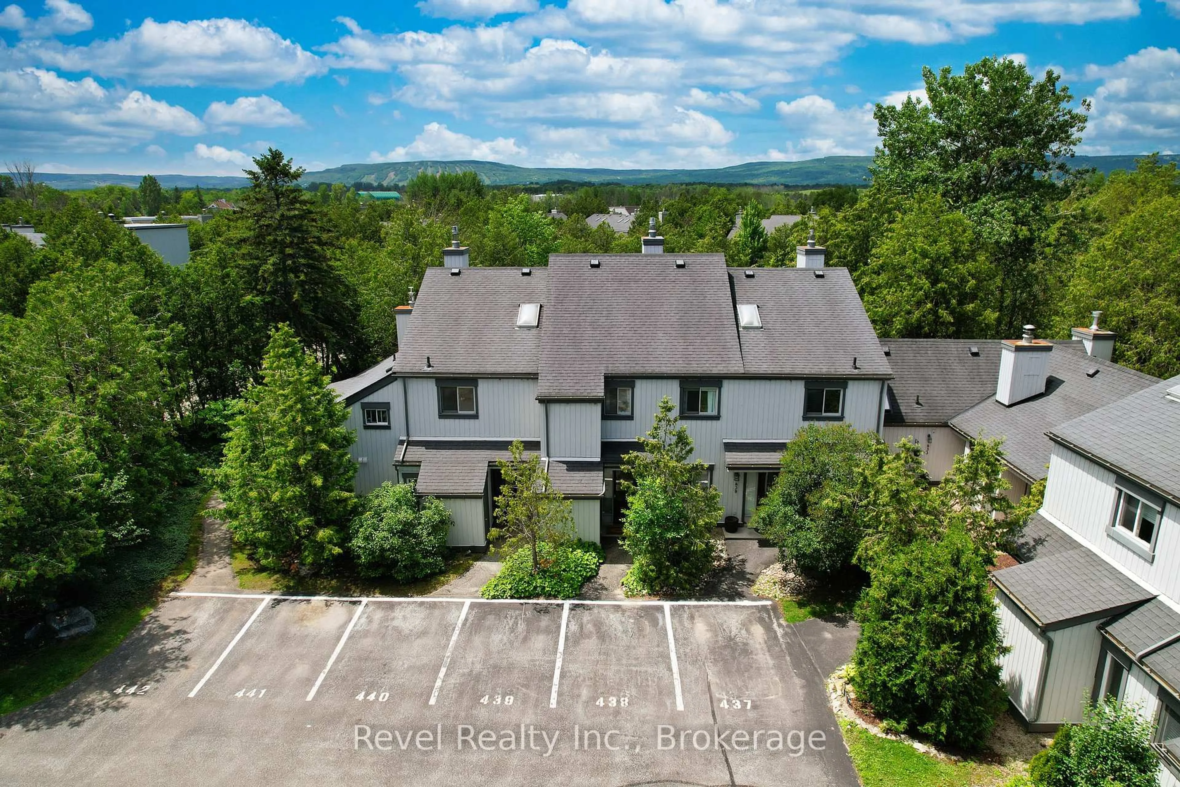 A pic from outside/outdoor area/front of a property/back of a property/a pic from drone, mountain view for 440 Oxbow Cres, Collingwood Ontario L9Y 5B4