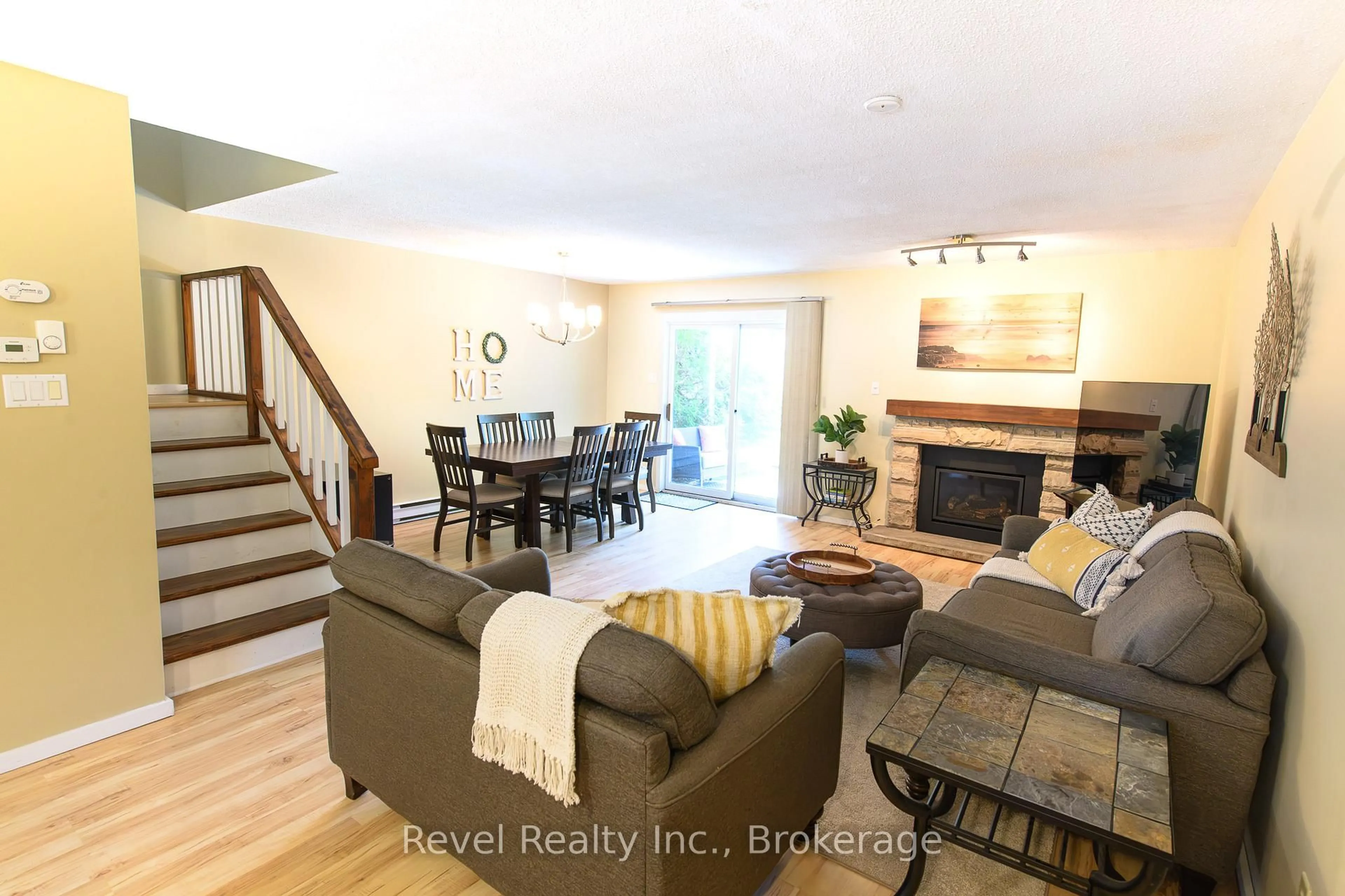 Living room with furniture, wood/laminate floor for 440 Oxbow Cres, Collingwood Ontario L9Y 5B4