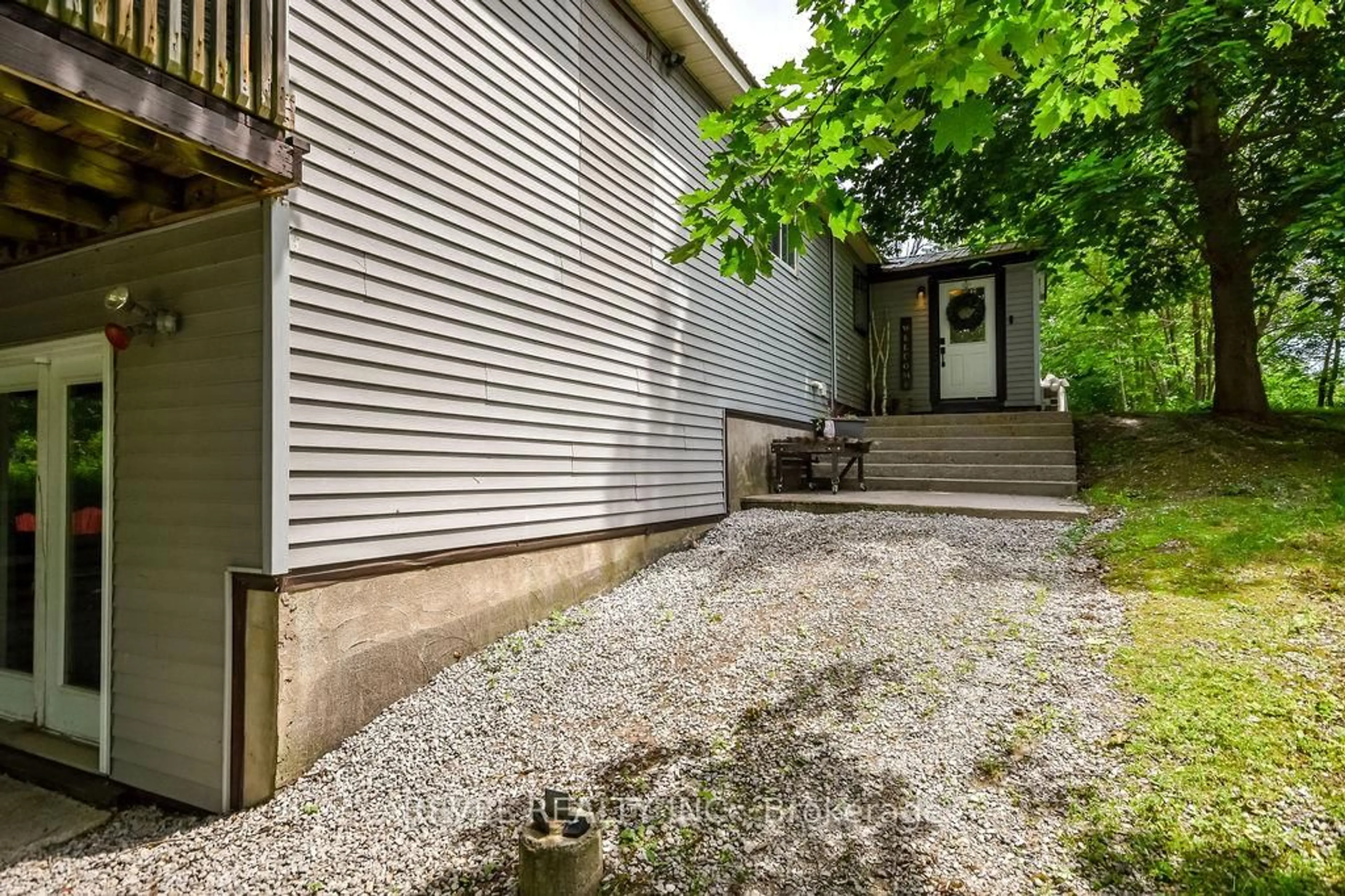 Patio, street for 3267 Albany St, Severn Ontario L0K 2B0