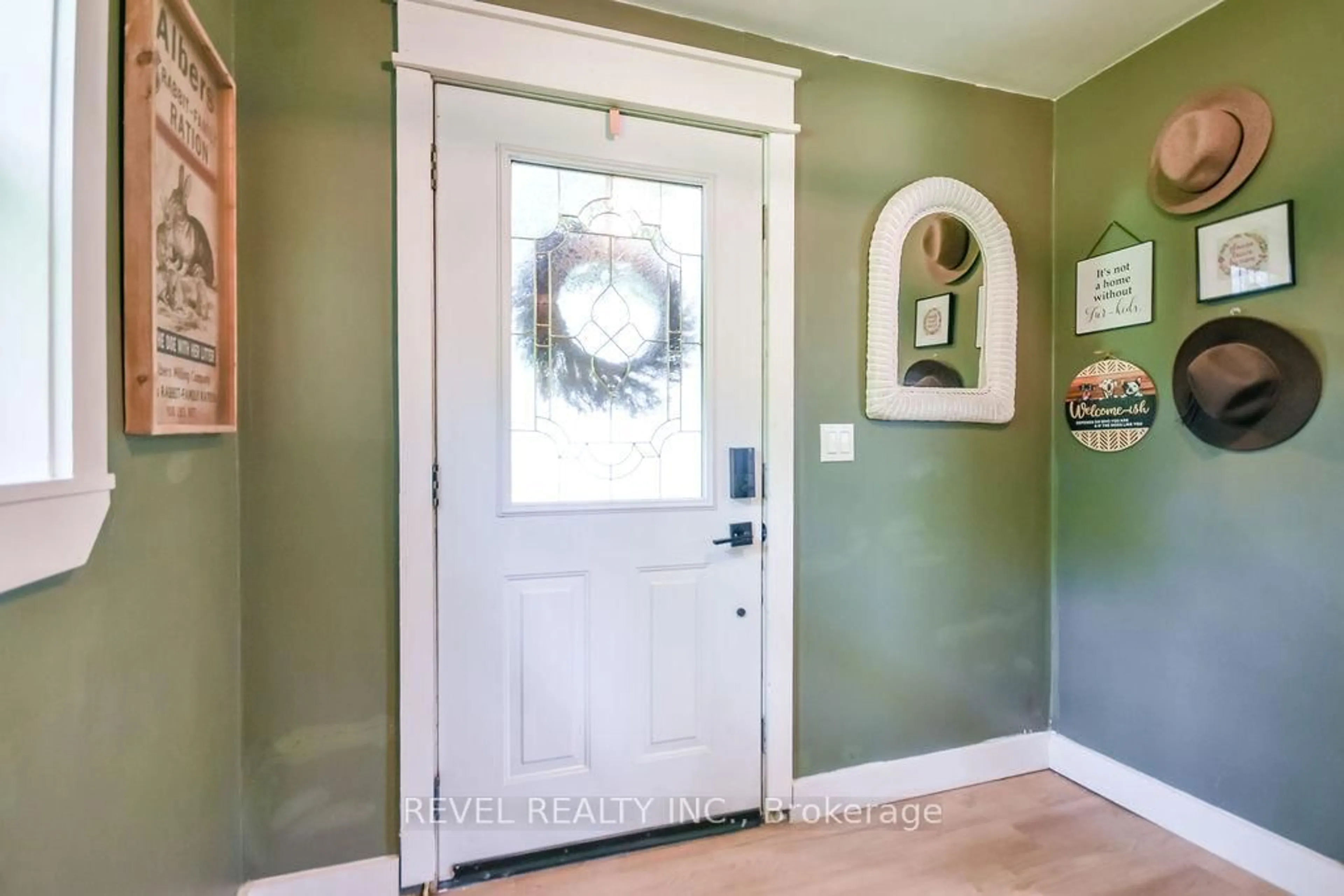 Indoor entryway for 3267 Albany St, Severn Ontario L0K 2B0