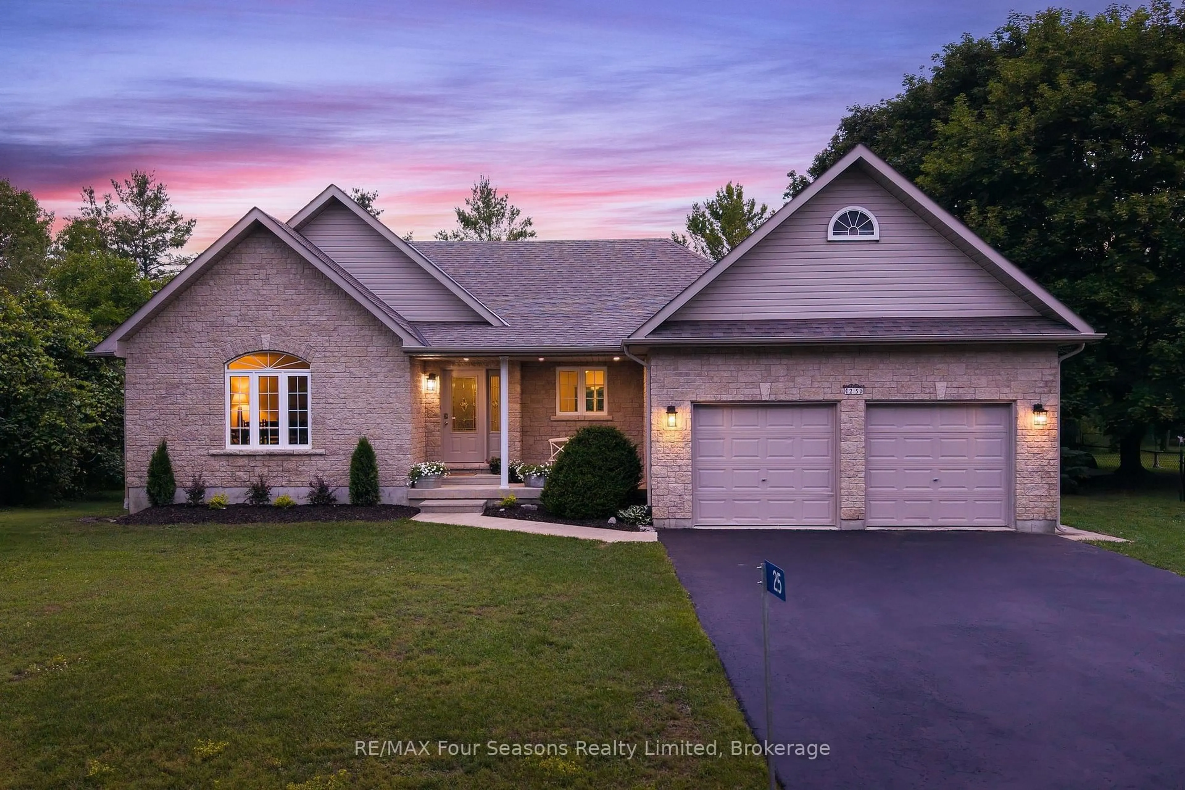 Home with brick exterior material, street for 25 Kelley Cres, Wasaga Beach Ontario L9Z 1J3