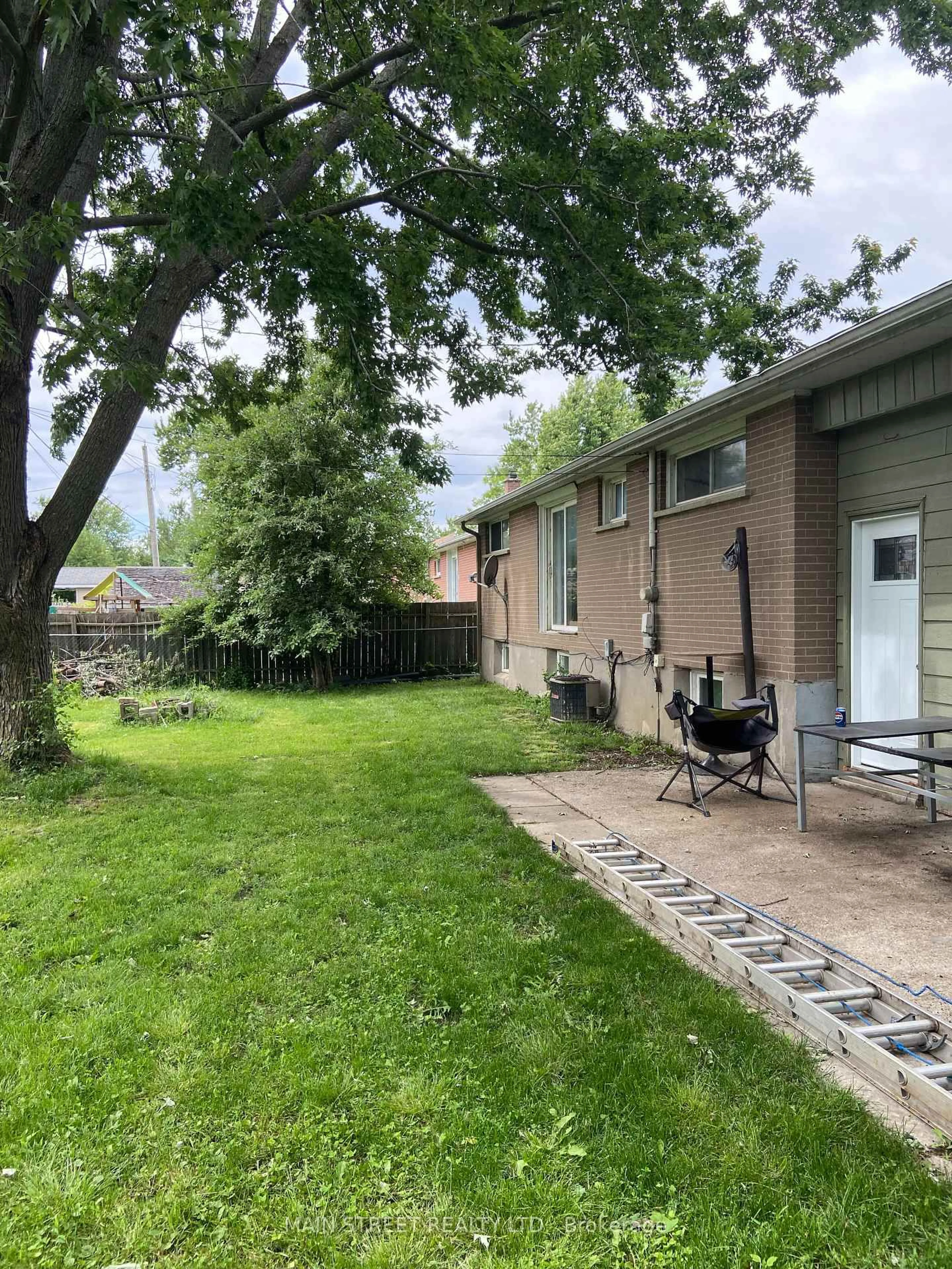 Patio, street for 329 James St, Orillia Ontario L3V 1M4