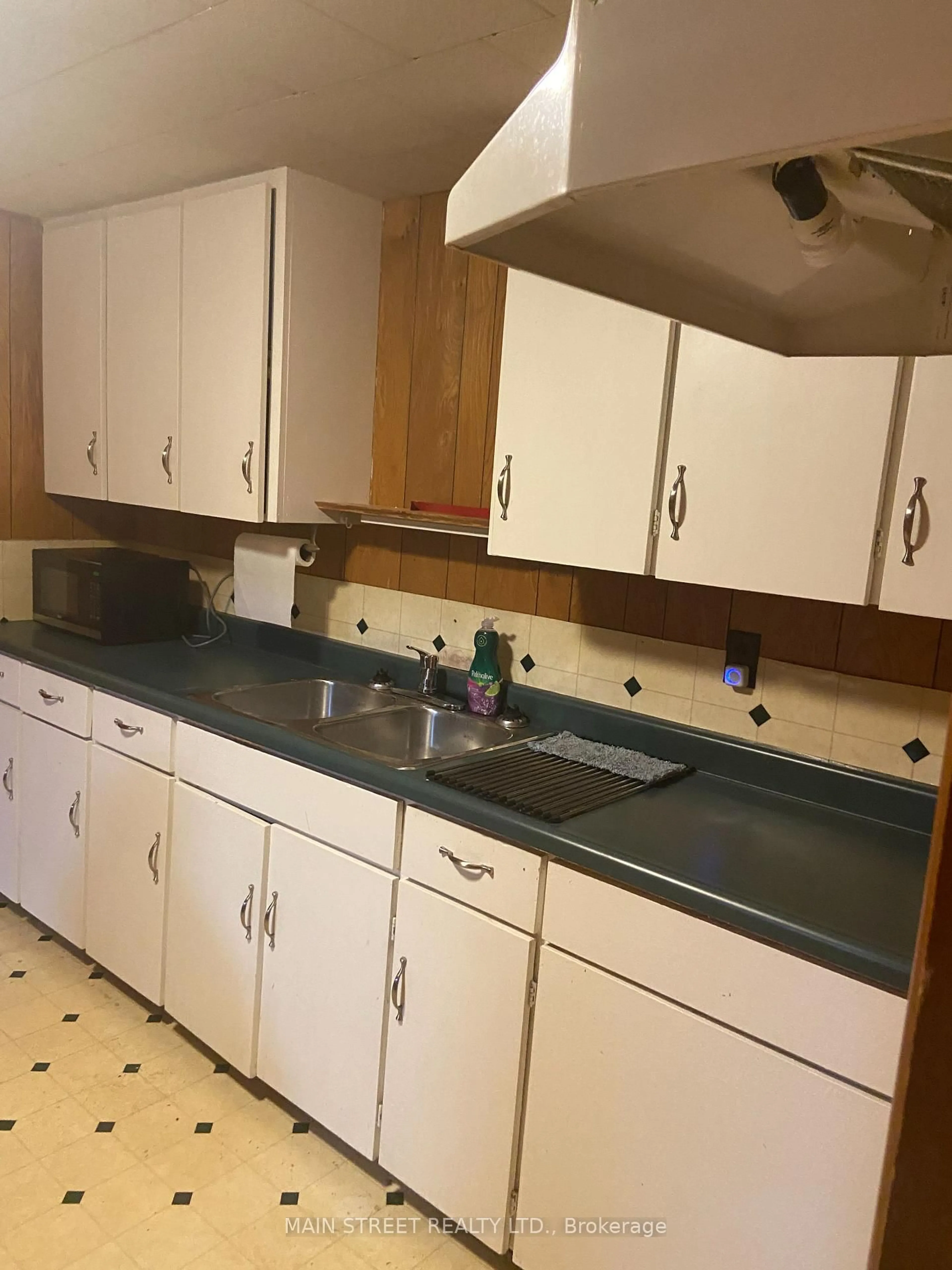 Standard kitchen, ceramic/tile floor for 329 James St, Orillia Ontario L3V 1M4