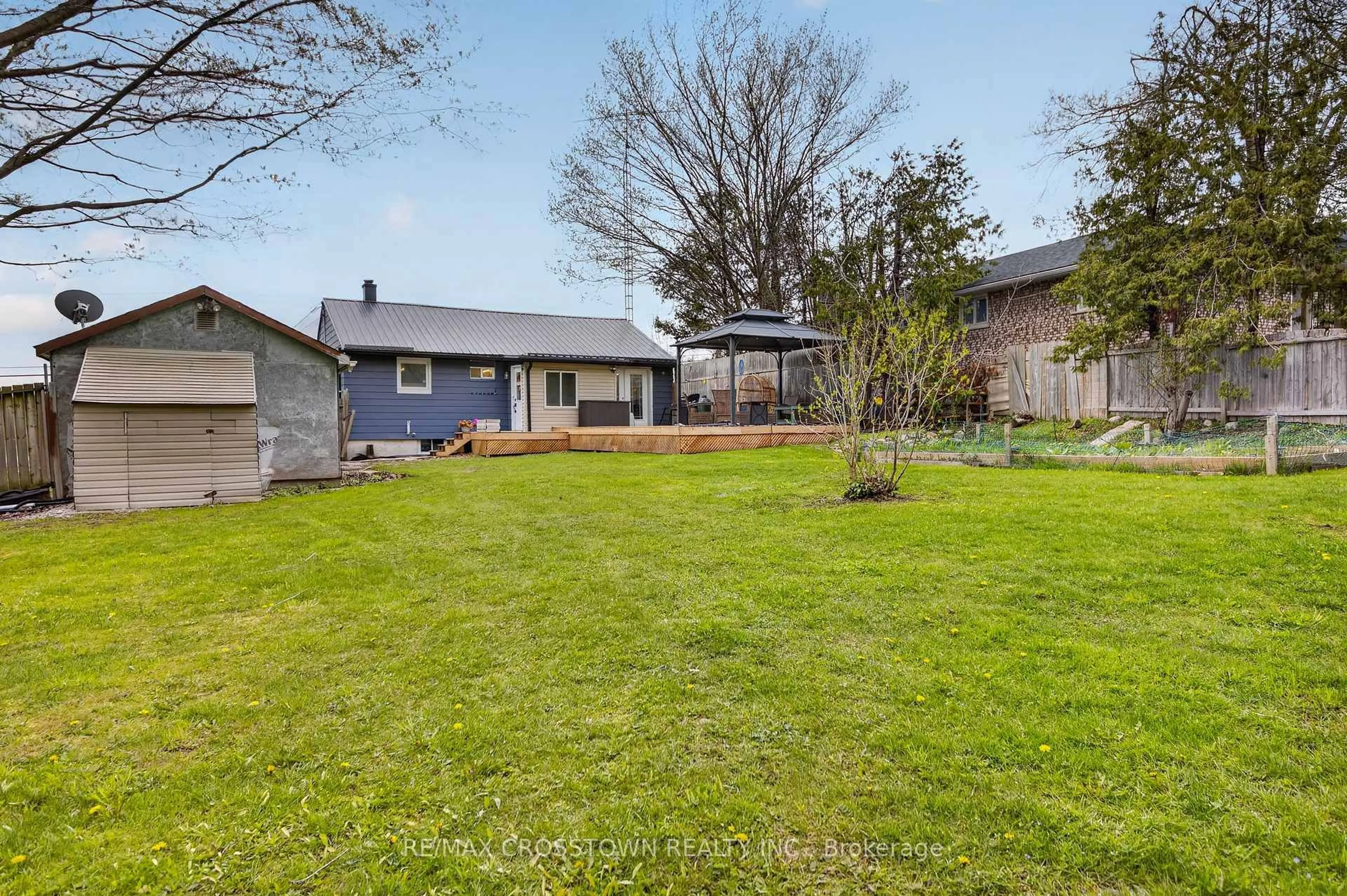 A pic from outside/outdoor area/front of a property/back of a property/a pic from drone, unknown for 23 LINE 14, Oro-Medonte Ontario L3V 8J3