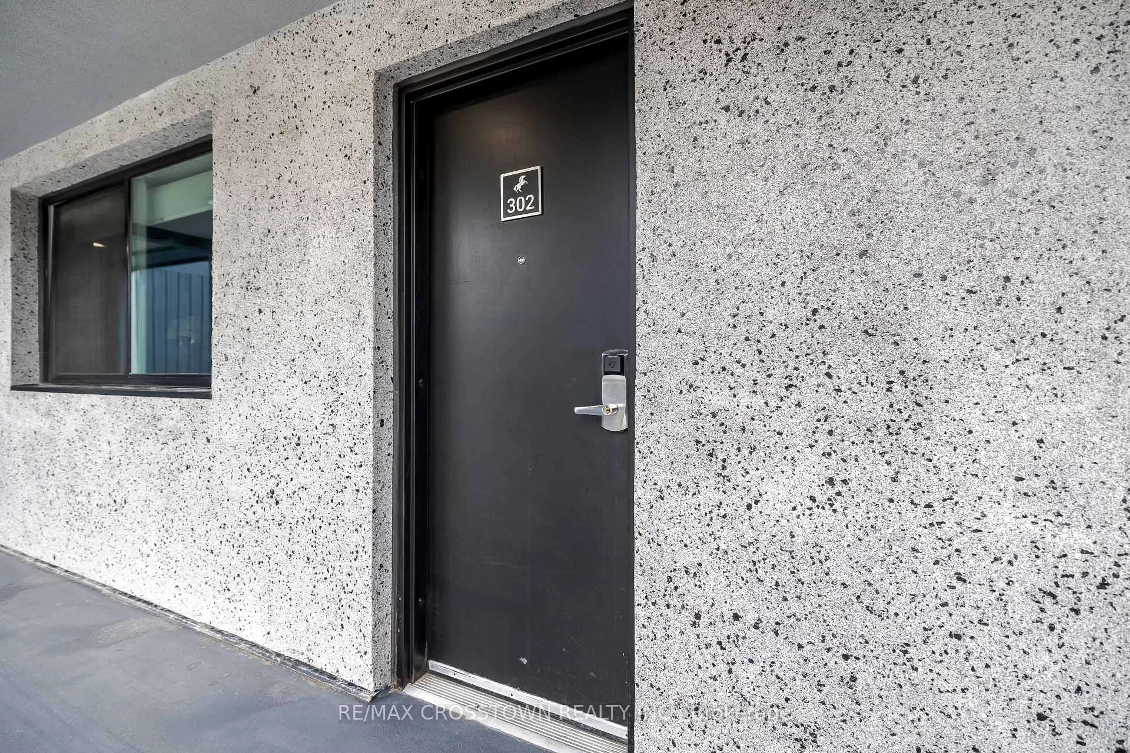 Indoor foyer for 80 HORSESHOE Blvd #302, Oro-Medonte Ontario L4M 4Y8