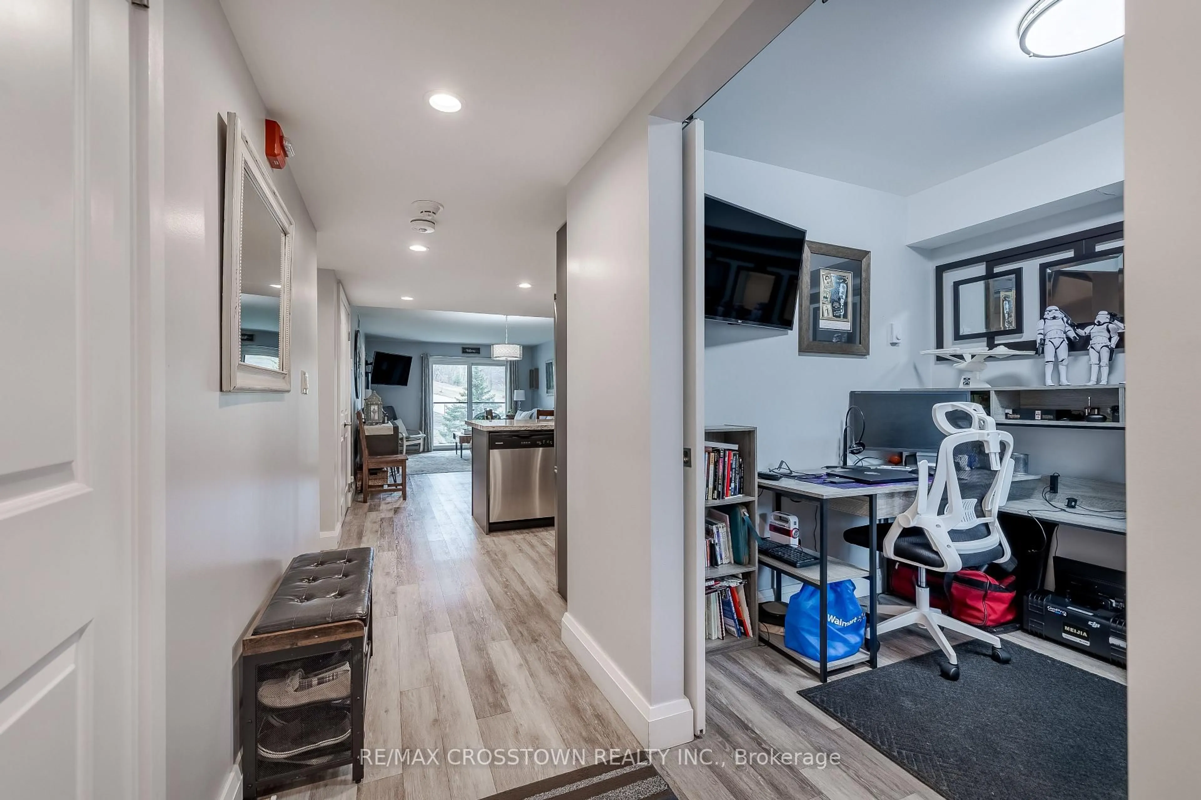Indoor entryway for 80 HORSESHOE Blvd #302, Oro-Medonte Ontario L4M 4Y8