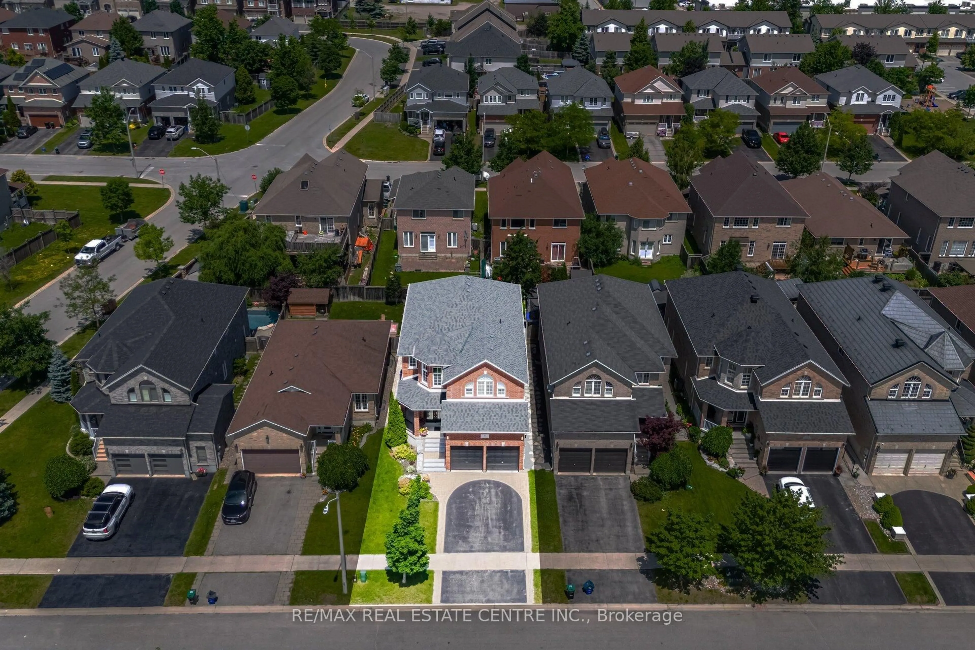 A pic from outside/outdoor area/front of a property/back of a property/a pic from drone, street for 6 Parisian Cres, Barrie Ontario L4N 0Y9