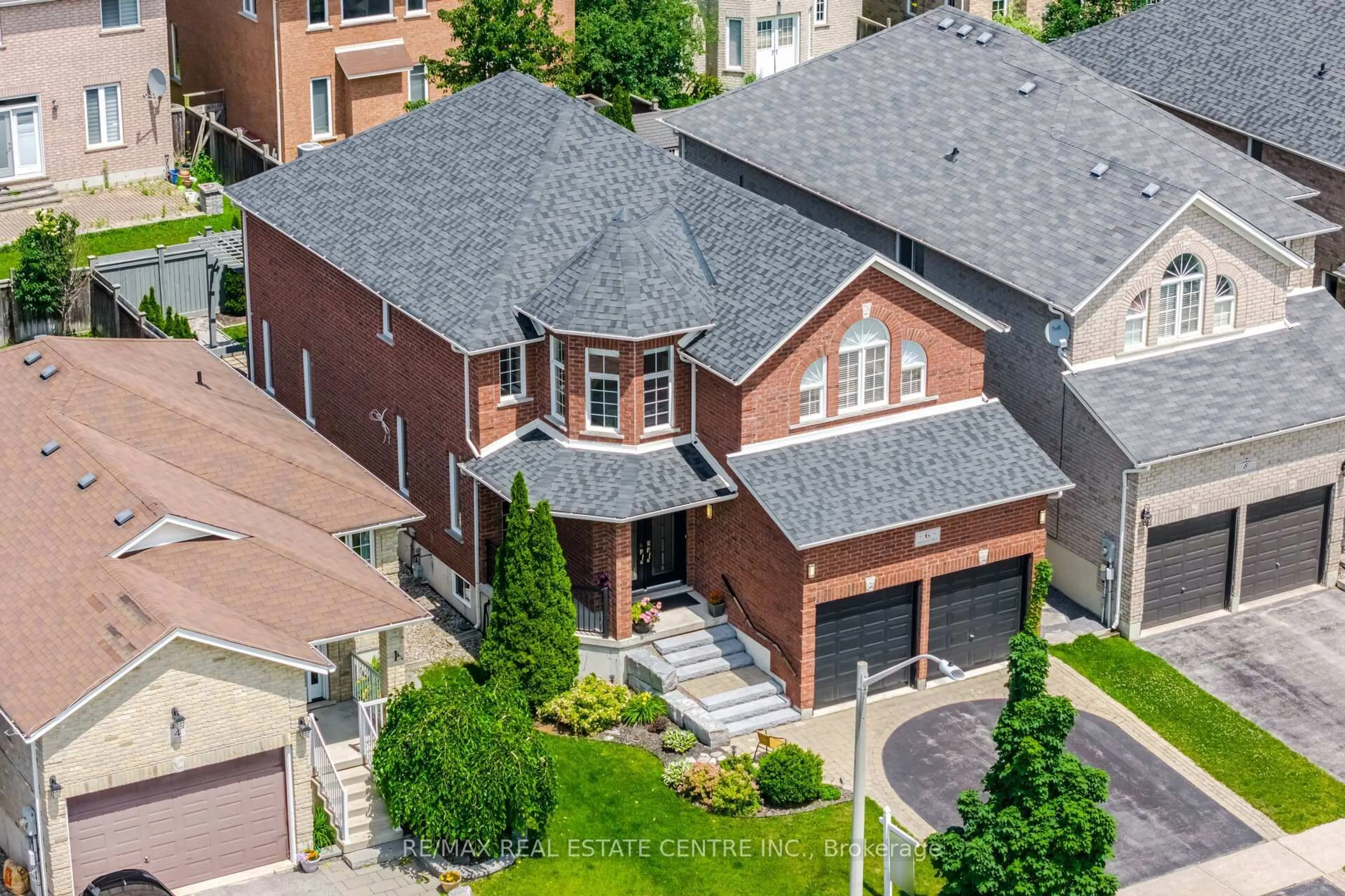 A pic from outside/outdoor area/front of a property/back of a property/a pic from drone, street for 6 Parisian Cres, Barrie Ontario L4N 0Y9