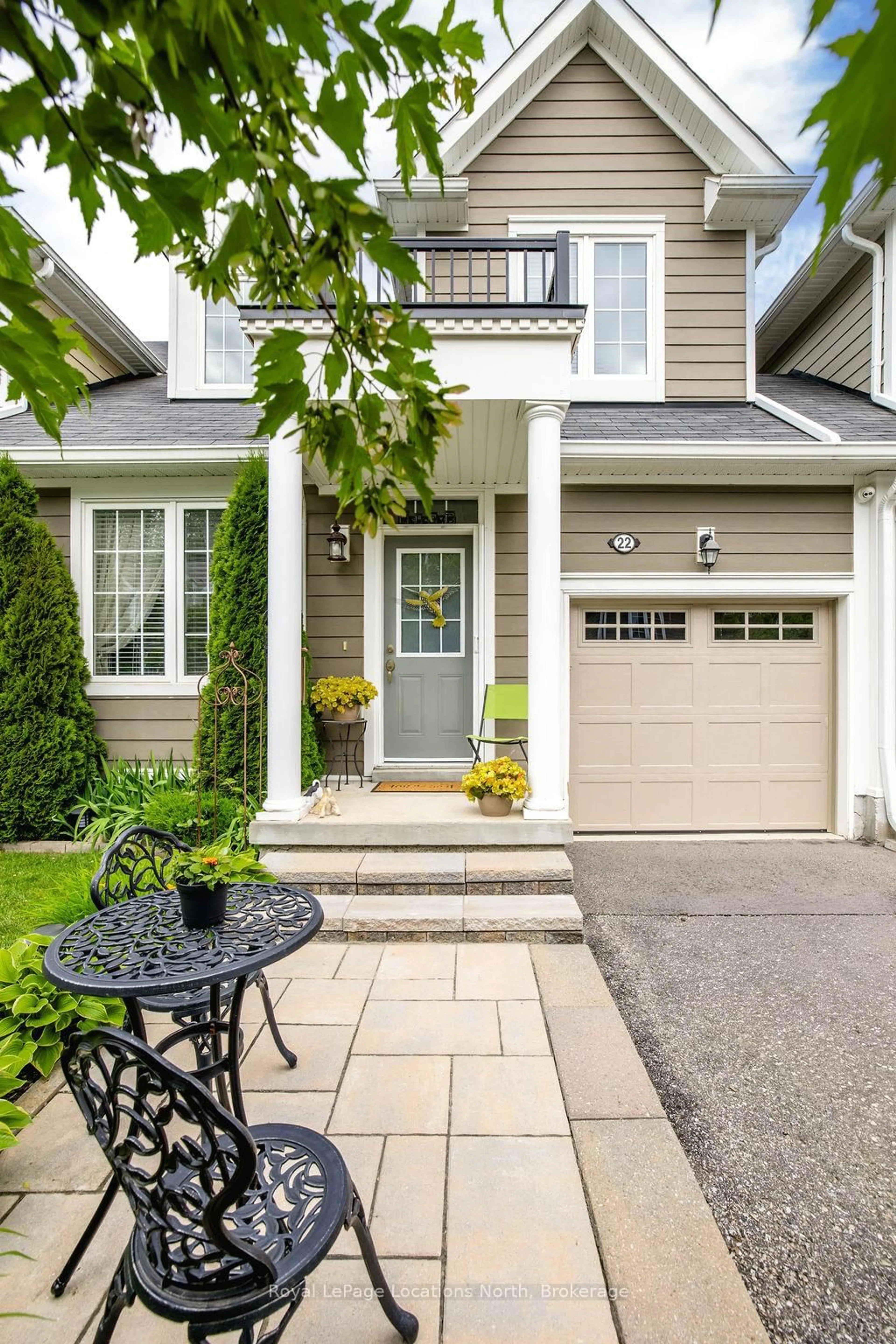 Home with vinyl exterior material, street for 22 Berkshire Ave, Wasaga Beach Ontario L9Z 0G3