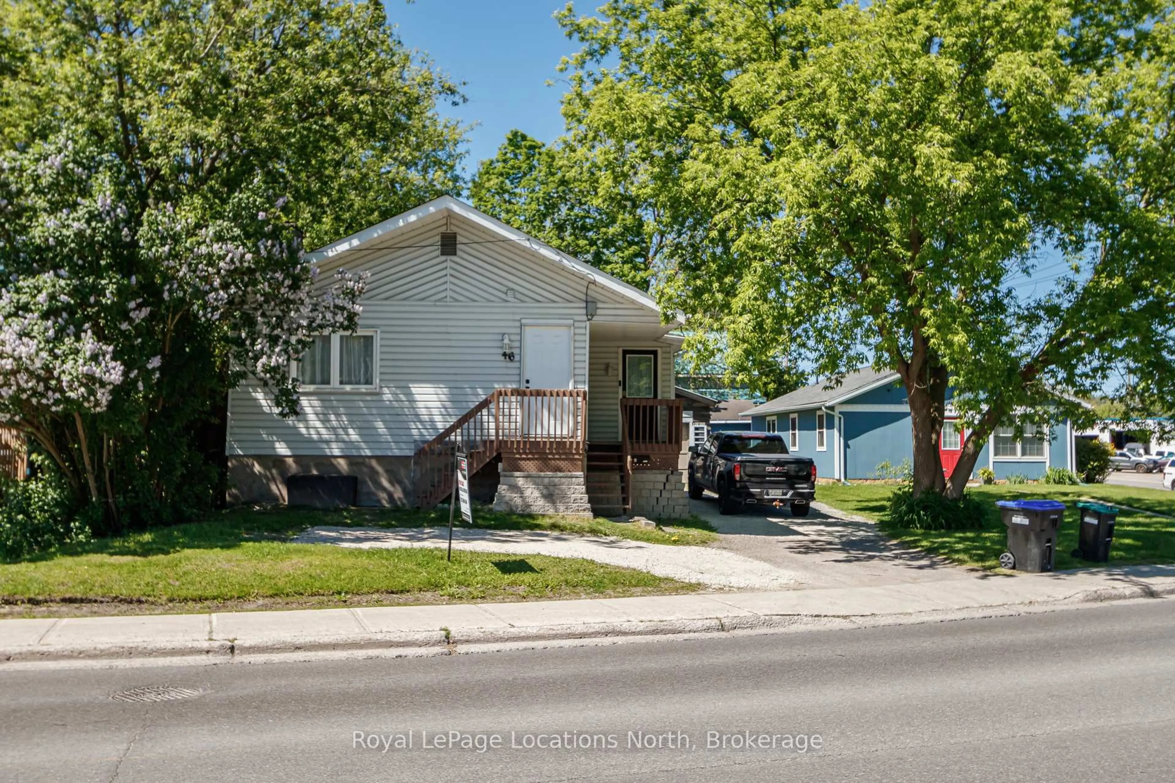 Home with vinyl exterior material, street for 46 Fourth St, Midland Ontario L4R 3S8