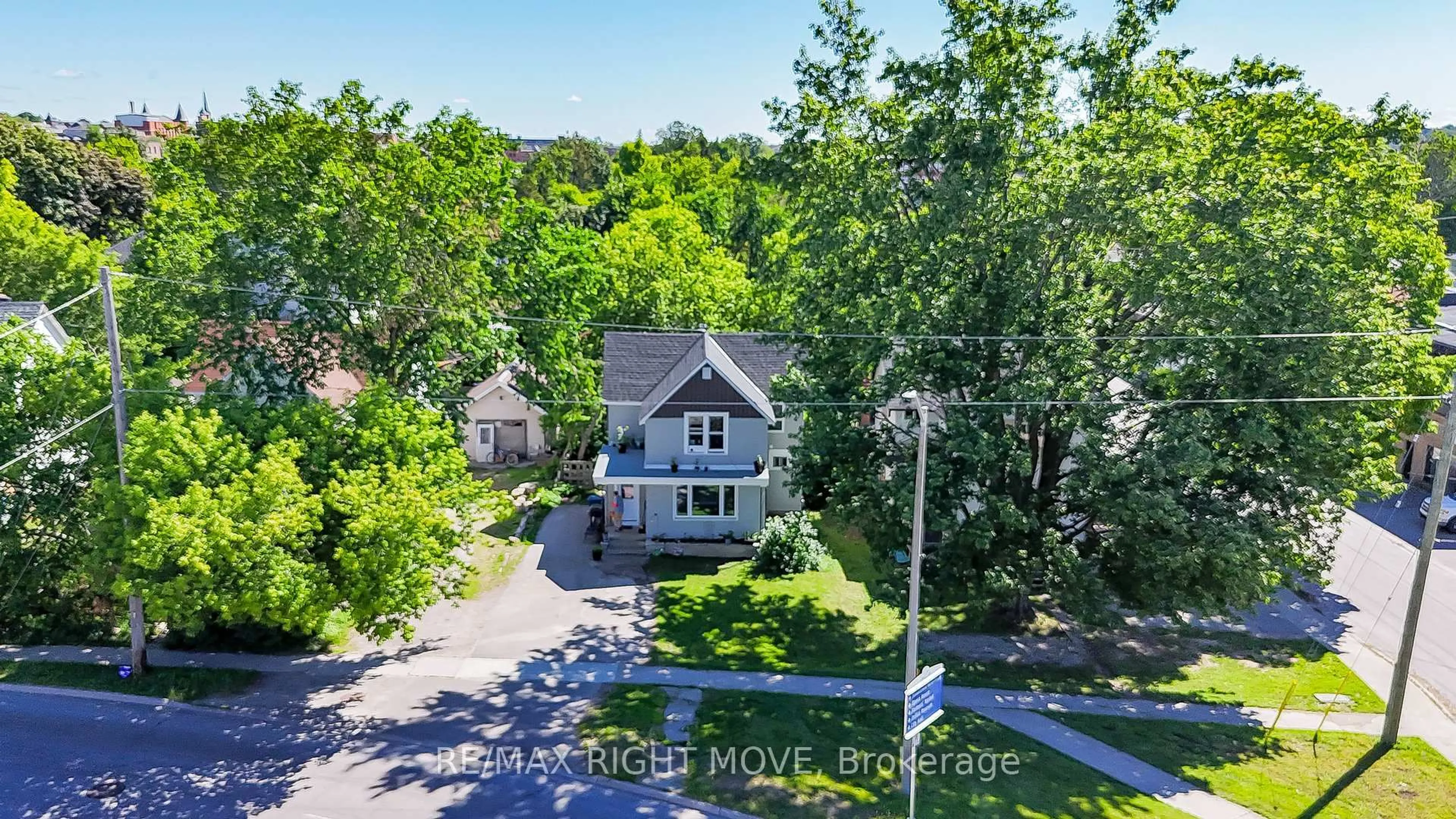 A pic from outside/outdoor area/front of a property/back of a property/a pic from drone, street for 72 Dunedin St, Orillia Ontario L3V 5T5