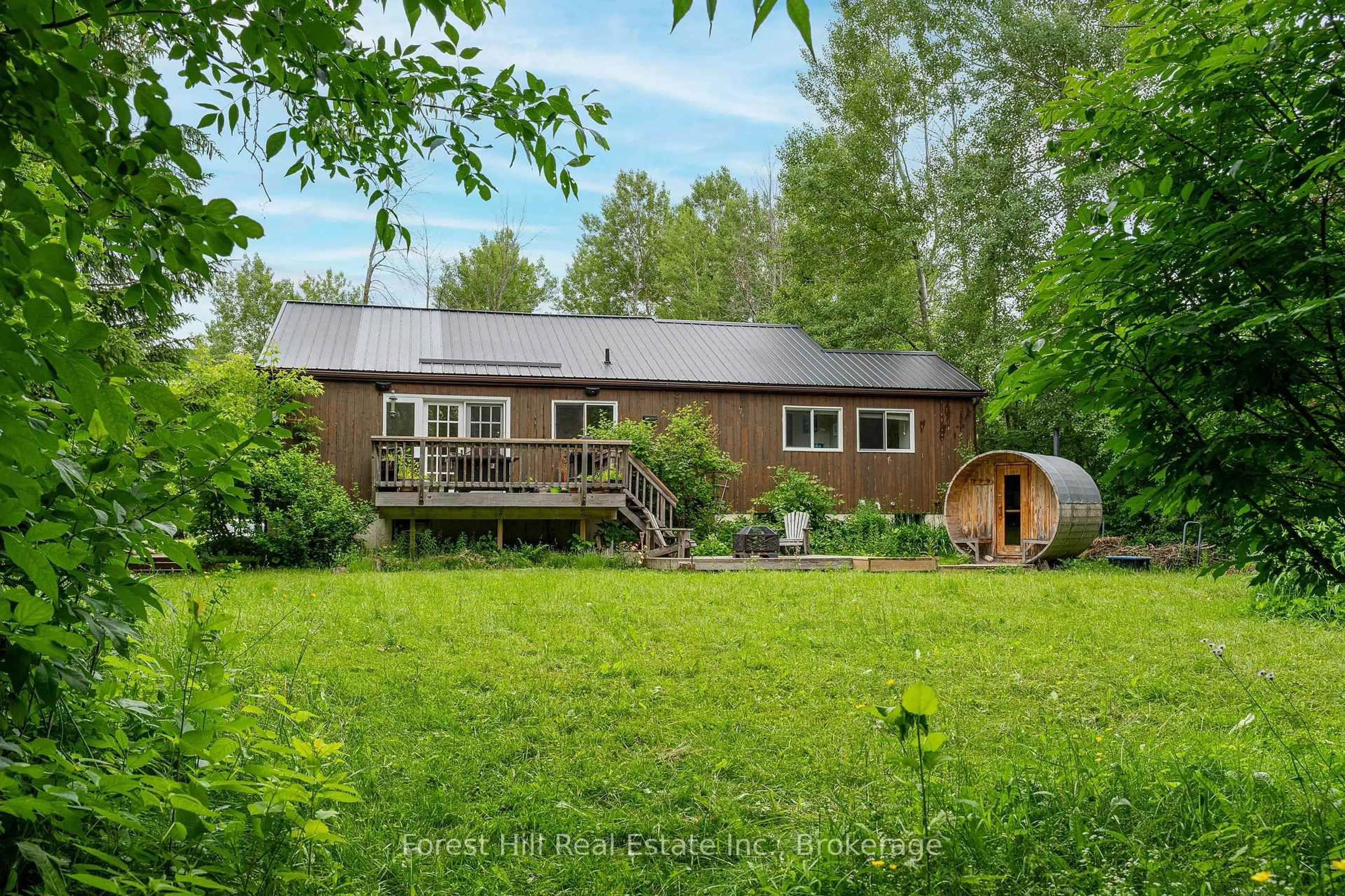A pic from outside/outdoor area/front of a property/back of a property/a pic from drone, unknown for 23 Silver Creek Dr, Collingwood Ontario L9Y 4W8
