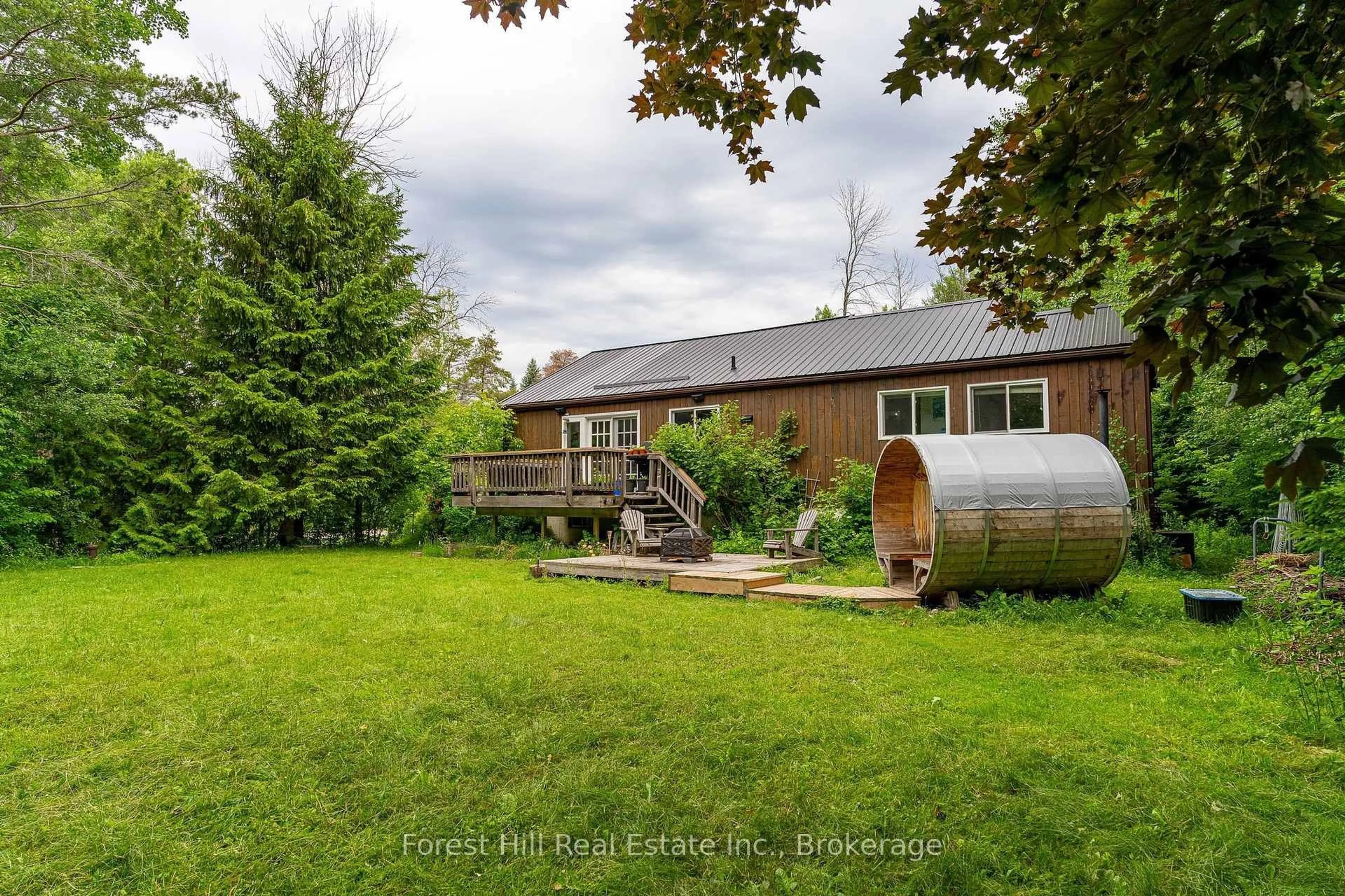 A pic from outside/outdoor area/front of a property/back of a property/a pic from drone, unknown for 23 Silver Creek Dr, Collingwood Ontario L9Y 4W8