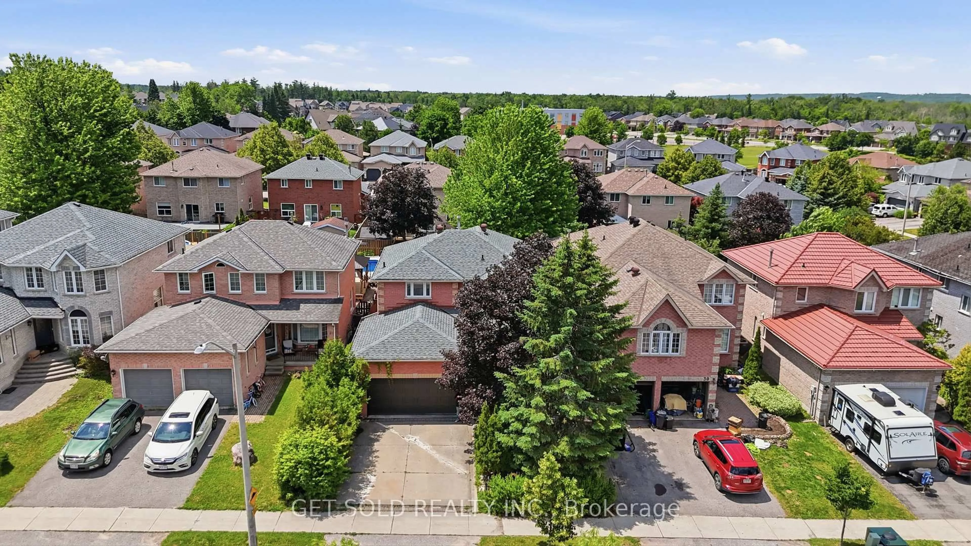 A pic from outside/outdoor area/front of a property/back of a property/a pic from drone, street for 28 Hawkins Dr, Barrie Ontario L4N 0A6