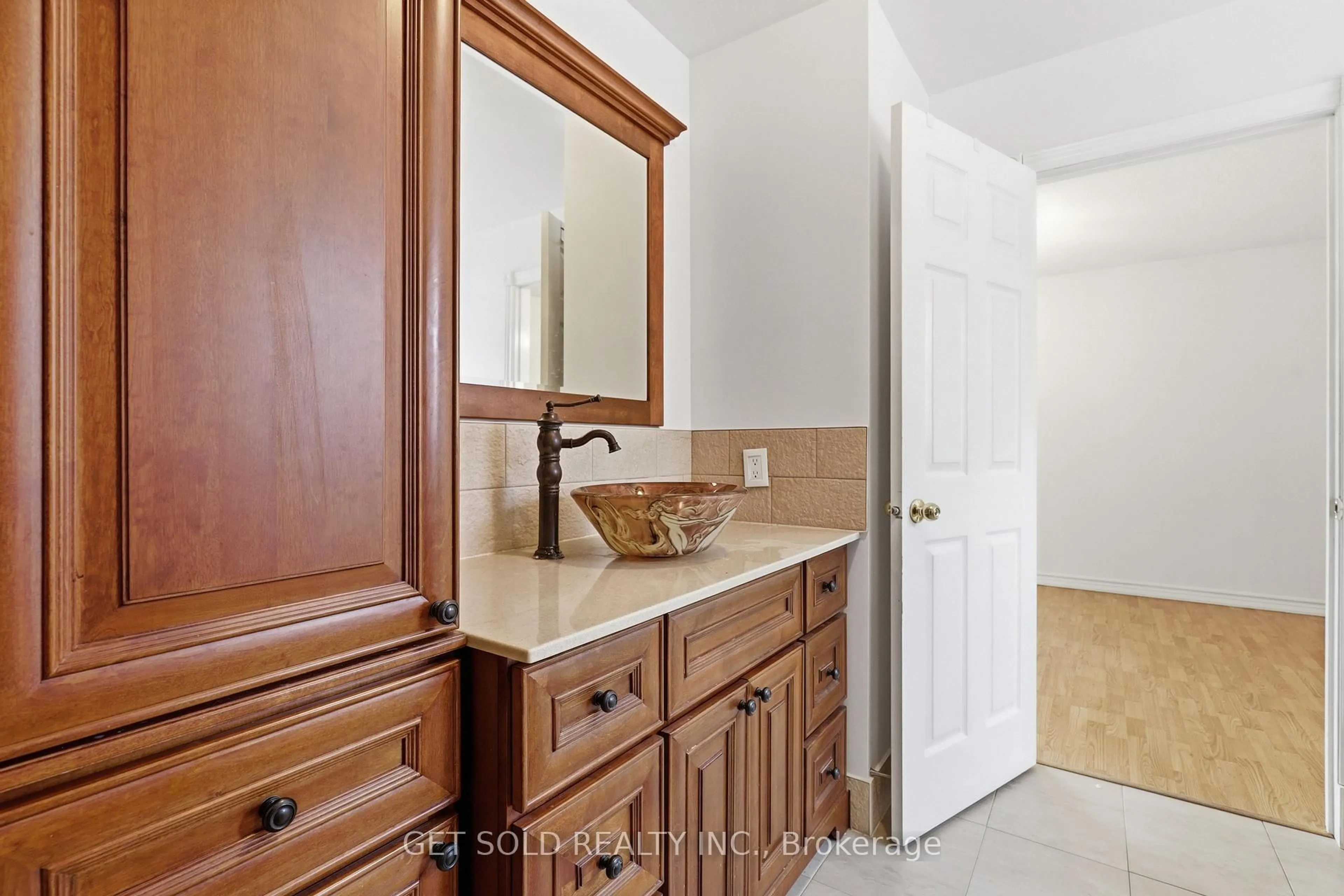 Standard bathroom, ceramic/tile floor for 28 Hawkins Dr, Barrie Ontario L4N 0A6