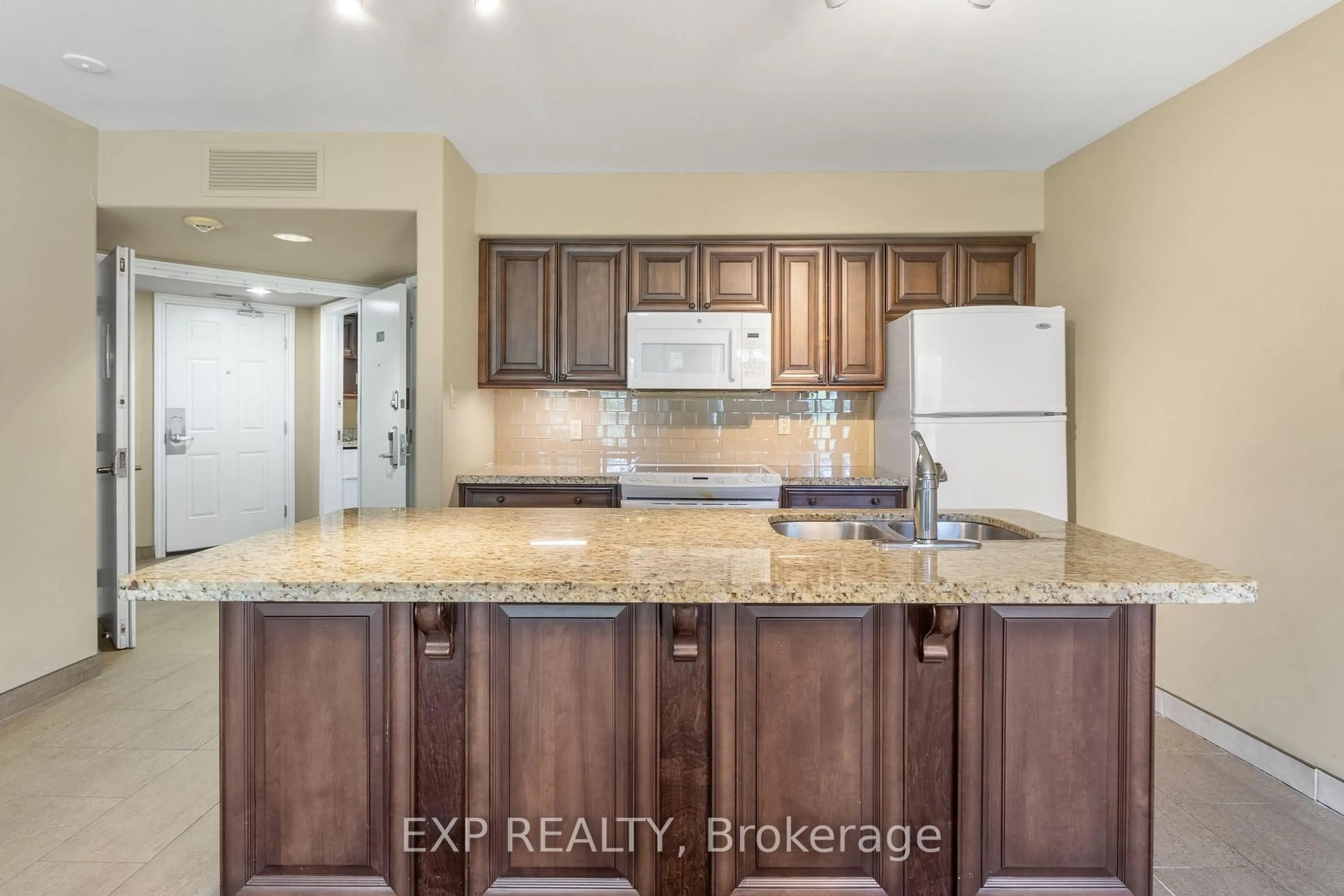 Open concept kitchen, ceramic/tile floor for 90 Highland Dr #2010/2011, Oro-Medonte Ontario L0L 2L0