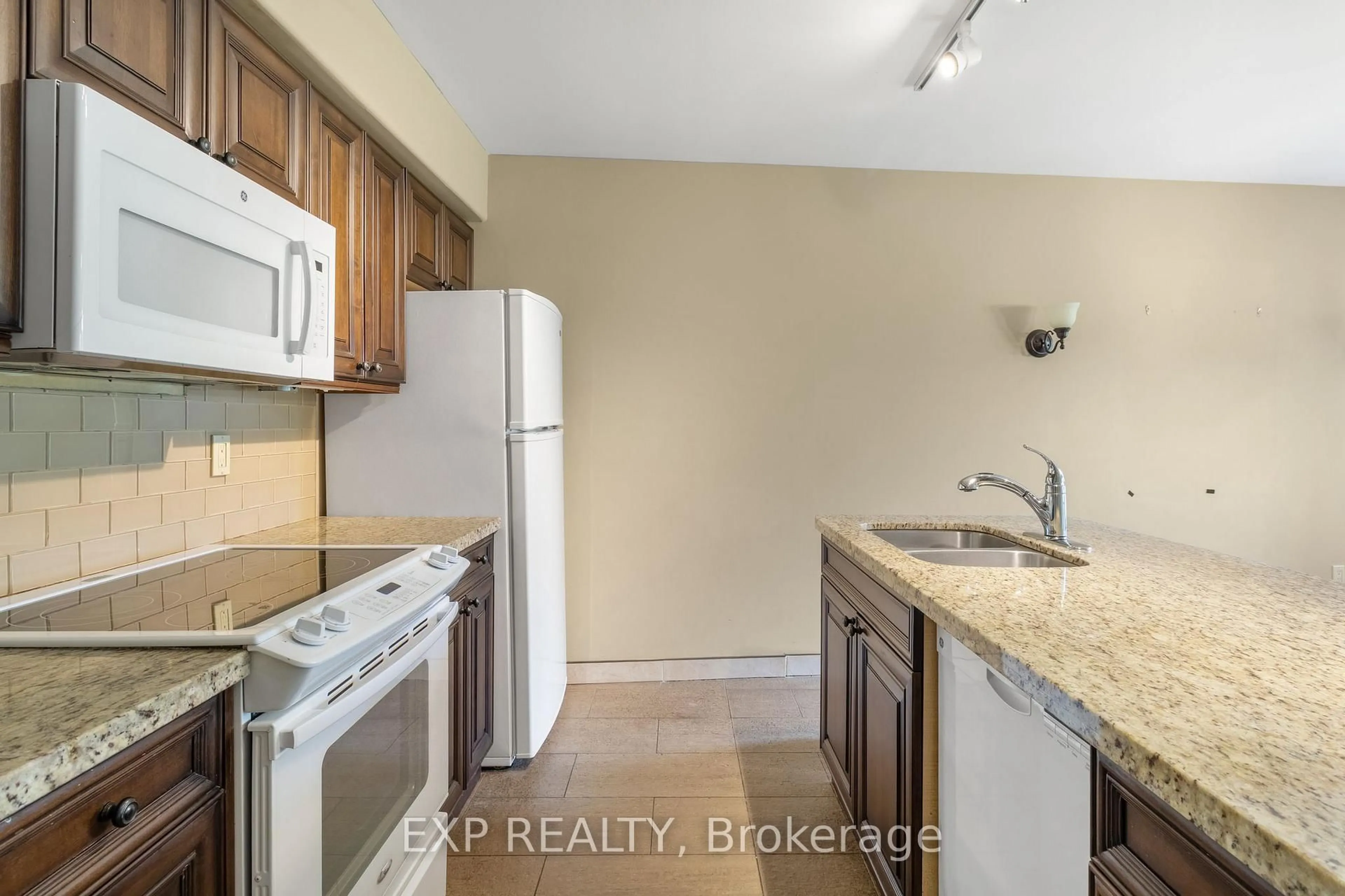 Standard kitchen, unknown for 90 Highland Dr #2010/2011, Oro-Medonte Ontario L0L 2L0
