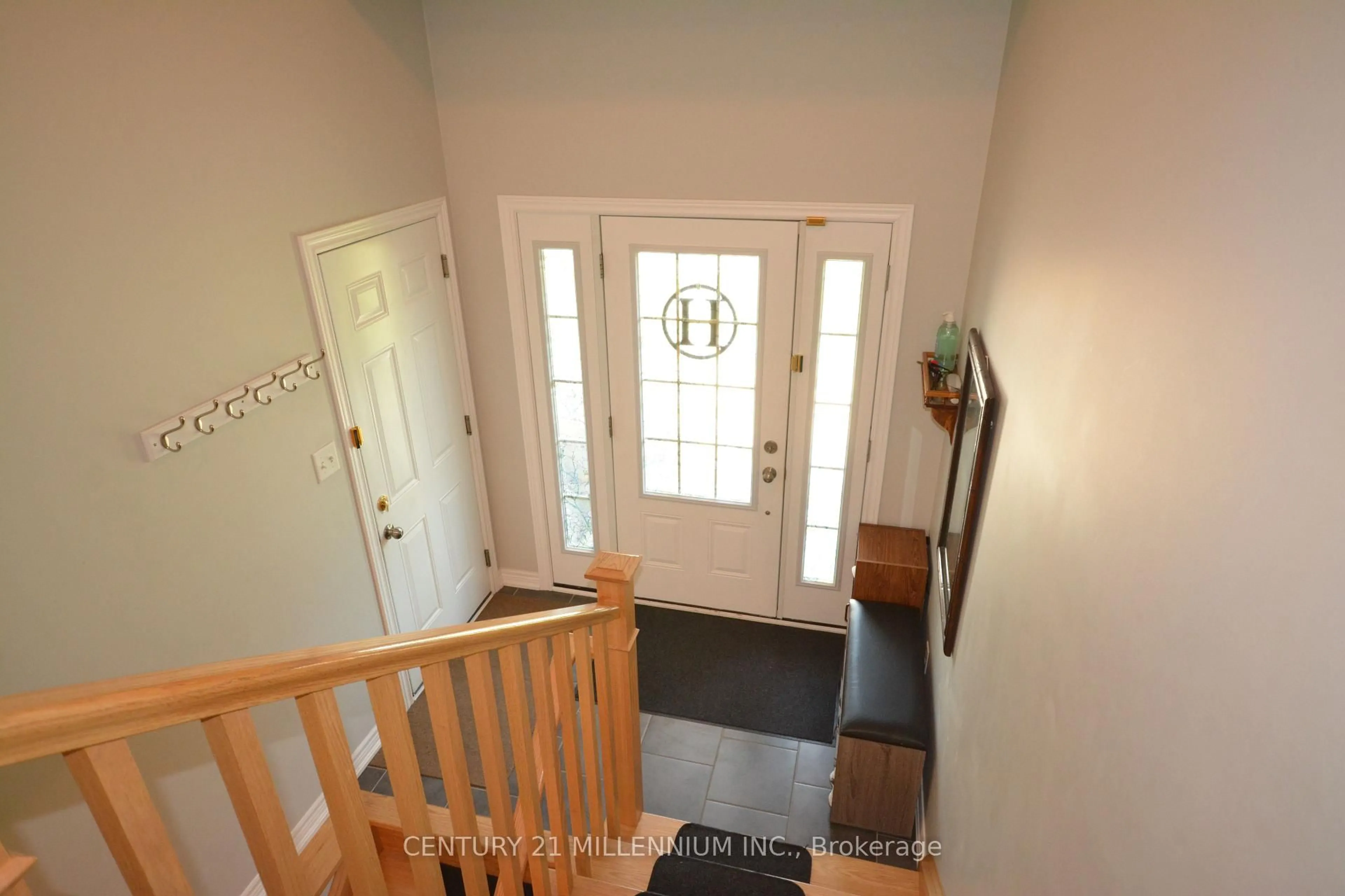 Indoor entryway for 58 60th St, Wasaga Beach Ontario L9Z 1W8