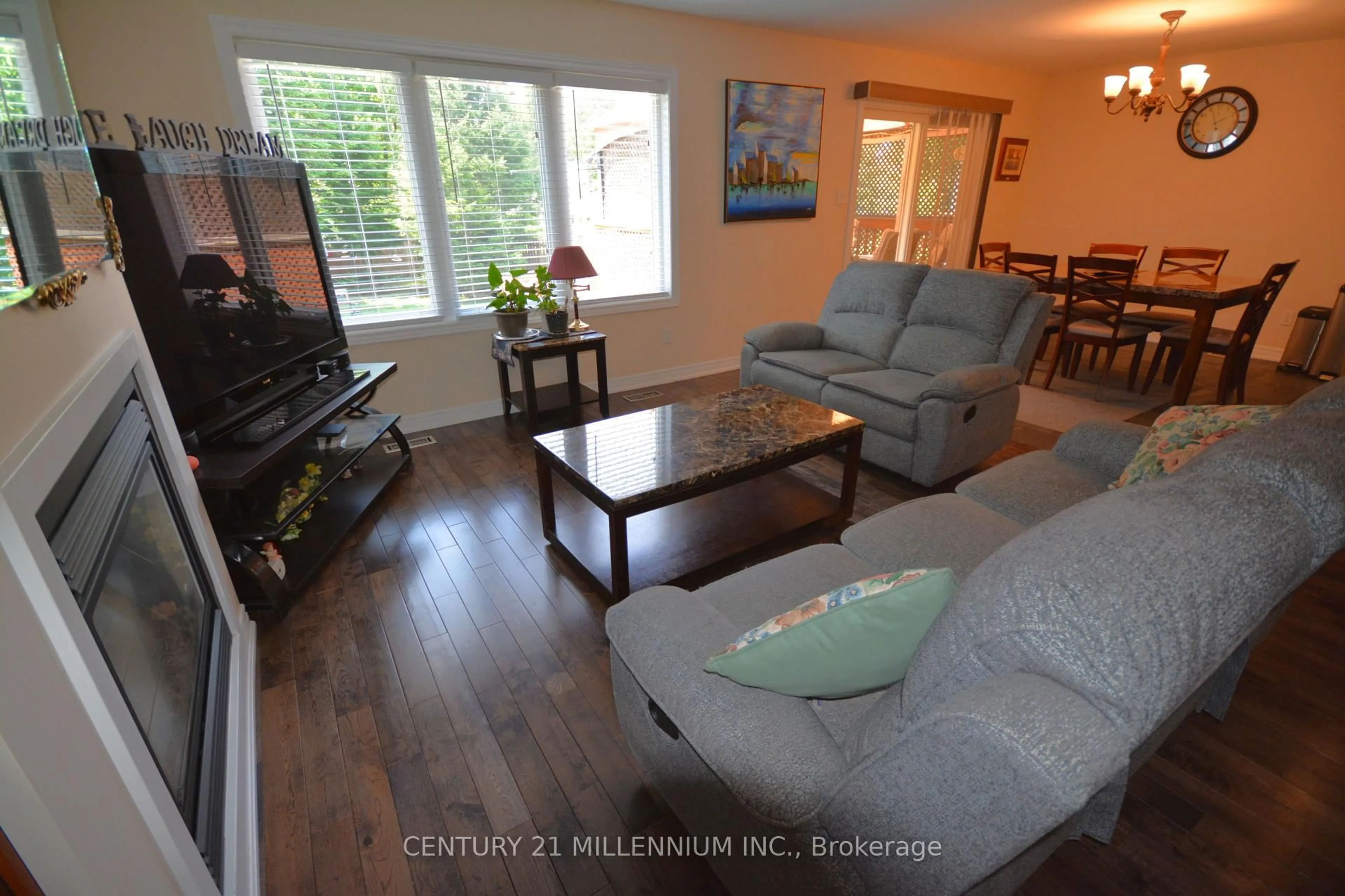 Living room with furniture, wood/laminate floor for 58 60th St, Wasaga Beach Ontario L9Z 1W8