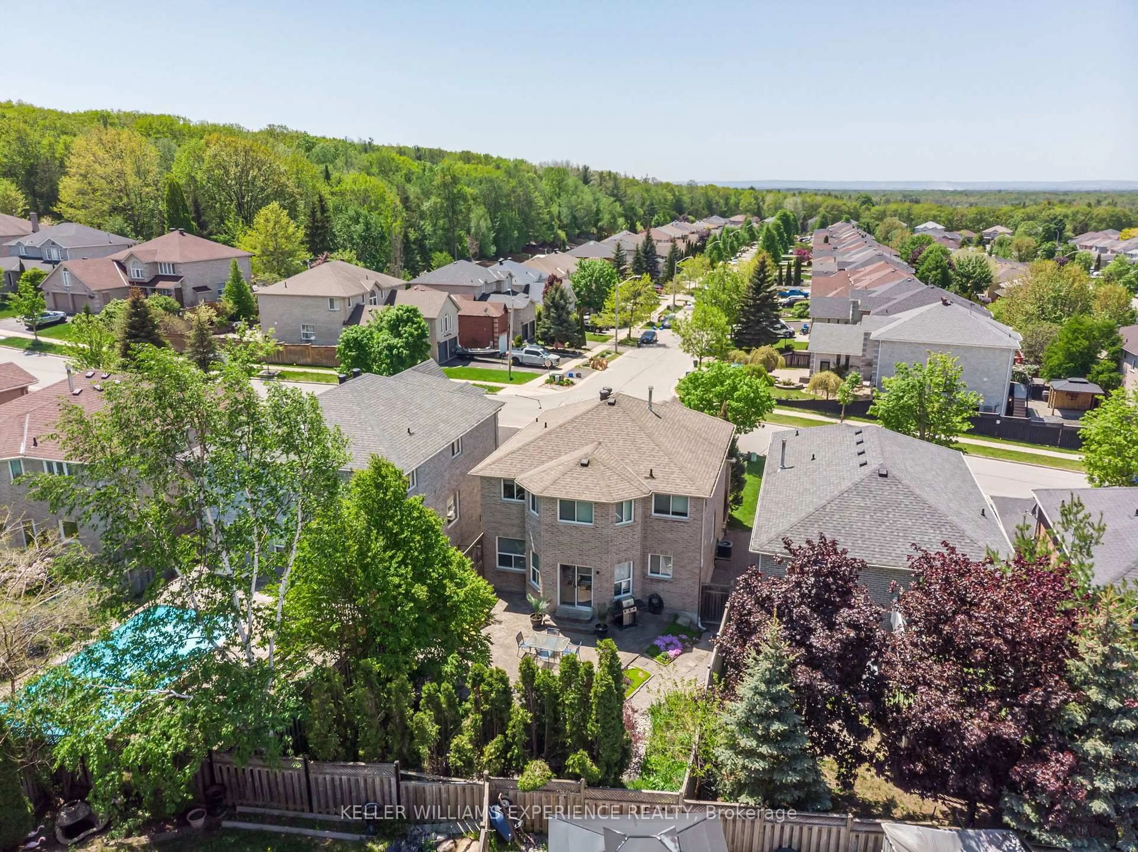 A pic from outside/outdoor area/front of a property/back of a property/a pic from drone, mountain view for 25 Muir Dr, Barrie Ontario L4N 0J1