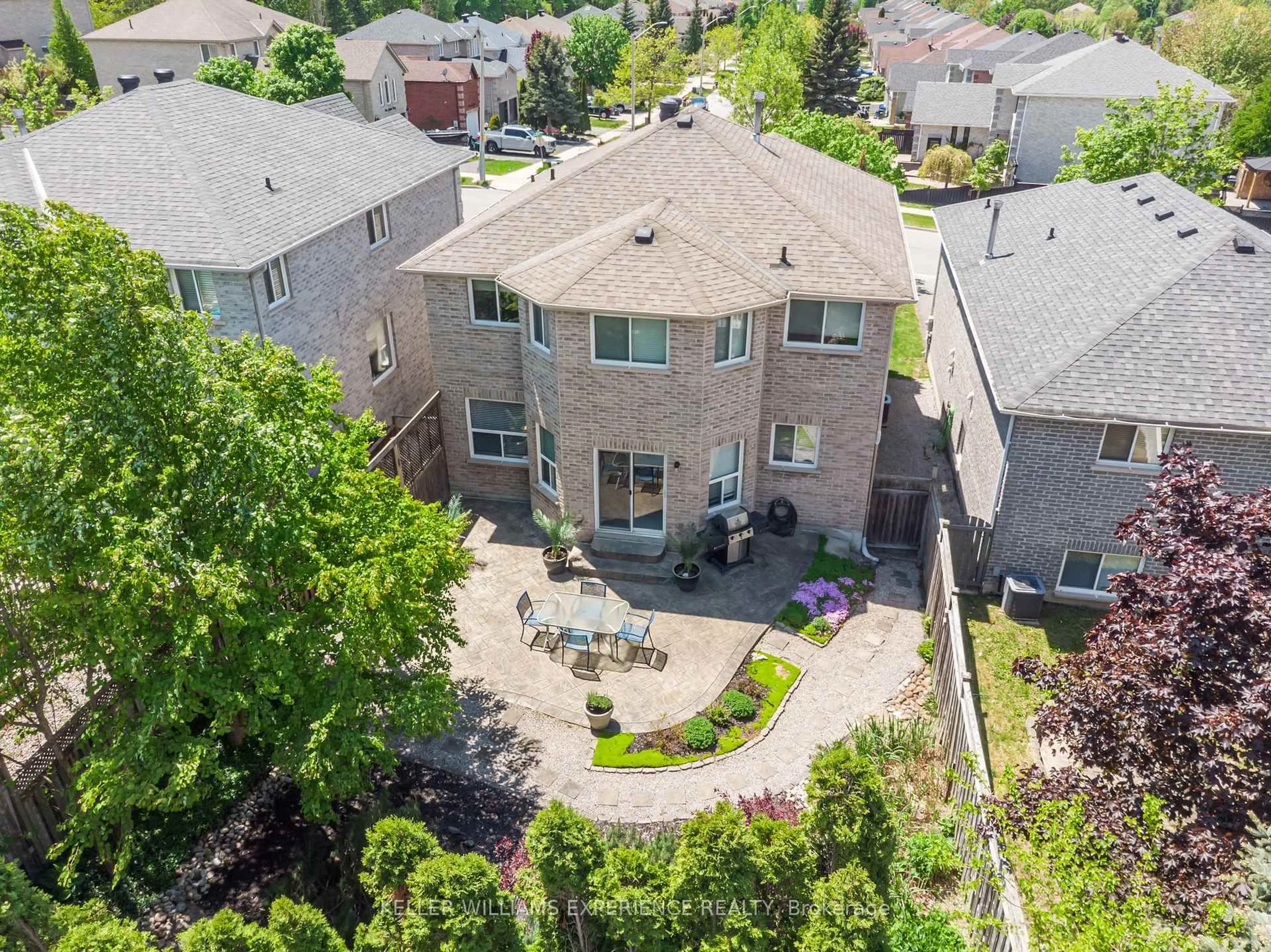 A pic from outside/outdoor area/front of a property/back of a property/a pic from drone, street for 25 Muir Dr, Barrie Ontario L4N 0J1
