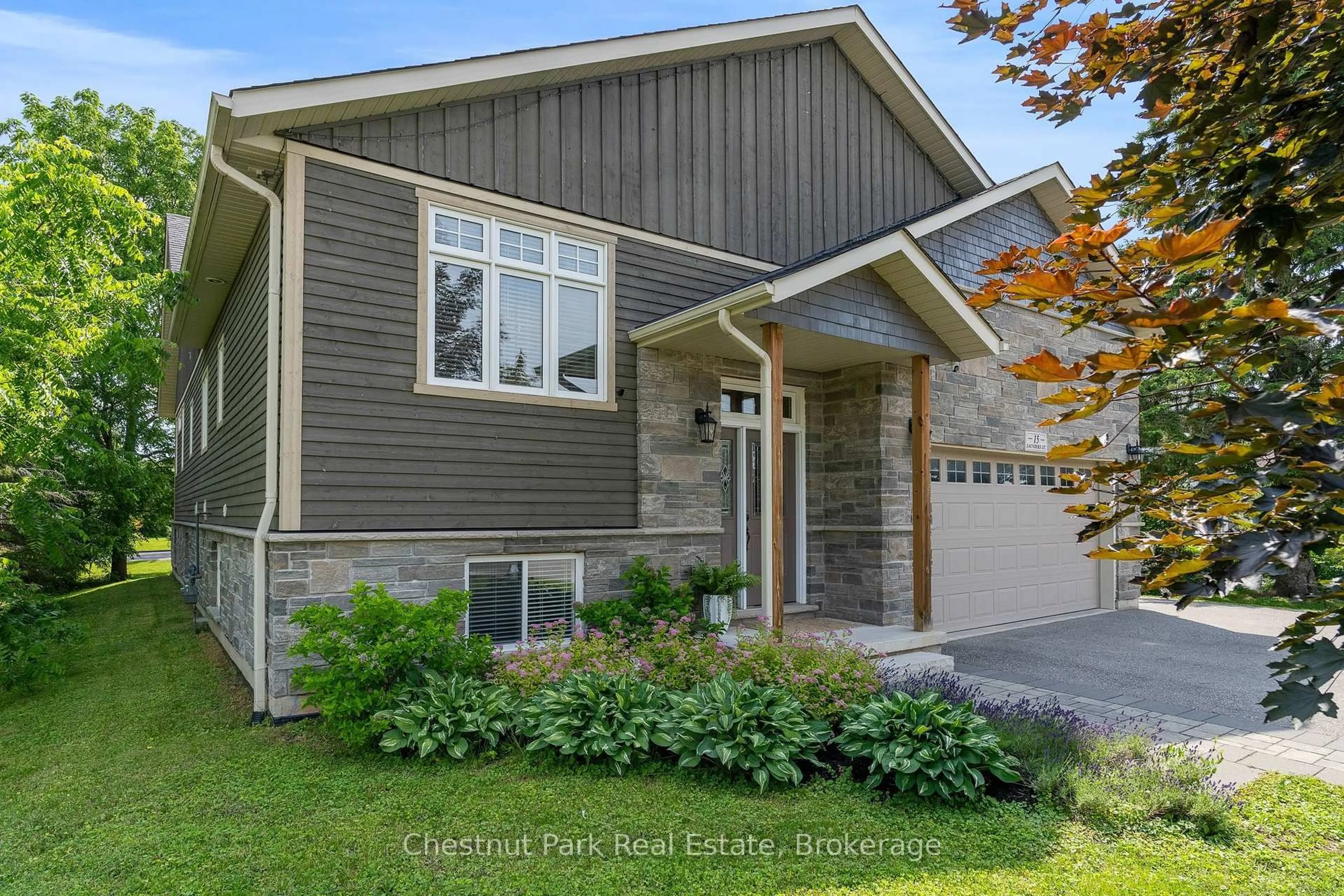 Home with vinyl exterior material, street for 15 Saunders St, Collingwood Ontario L9Y 0G2