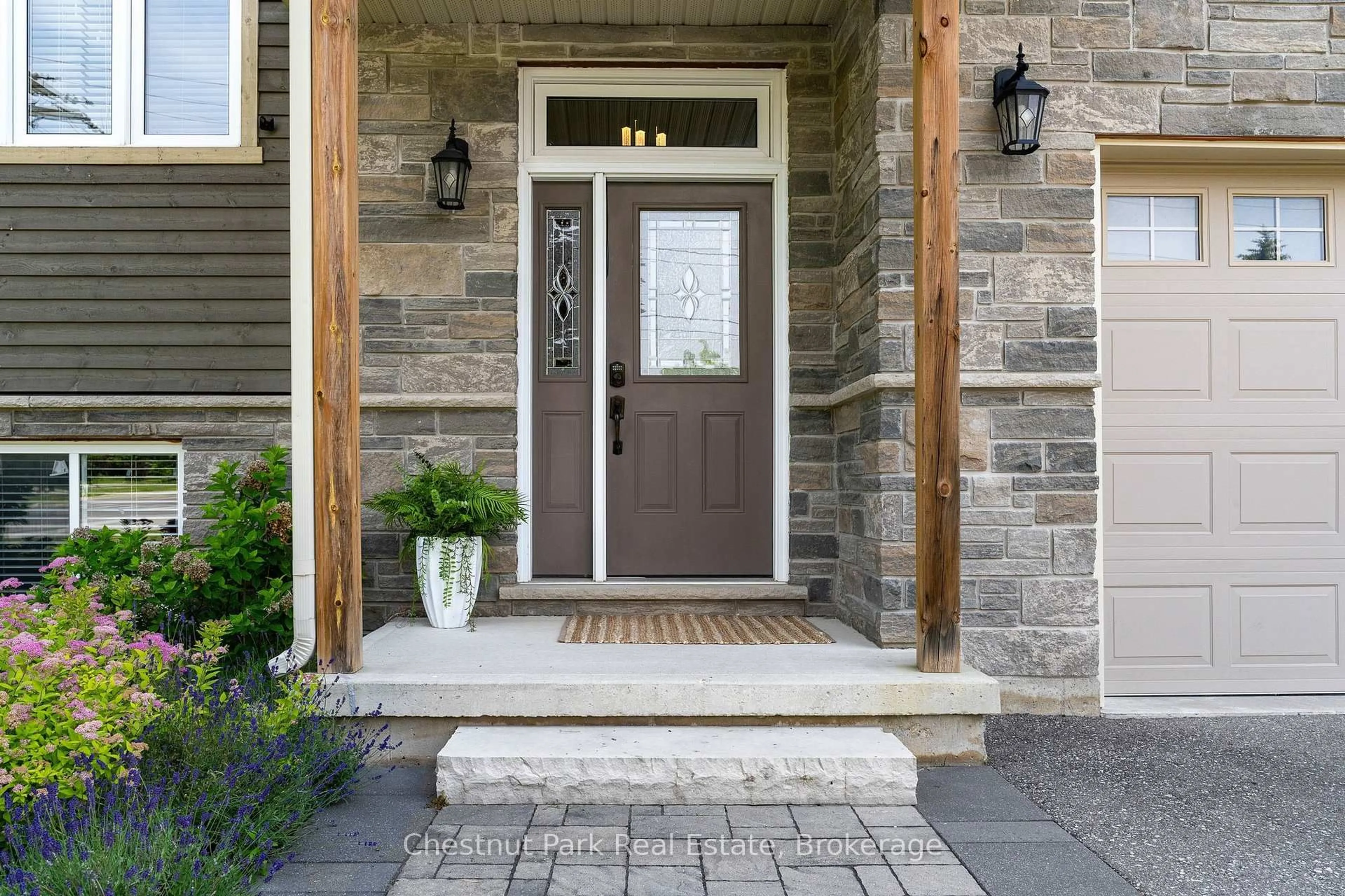 Indoor entryway for 15 Saunders St, Collingwood Ontario L9Y 0G2