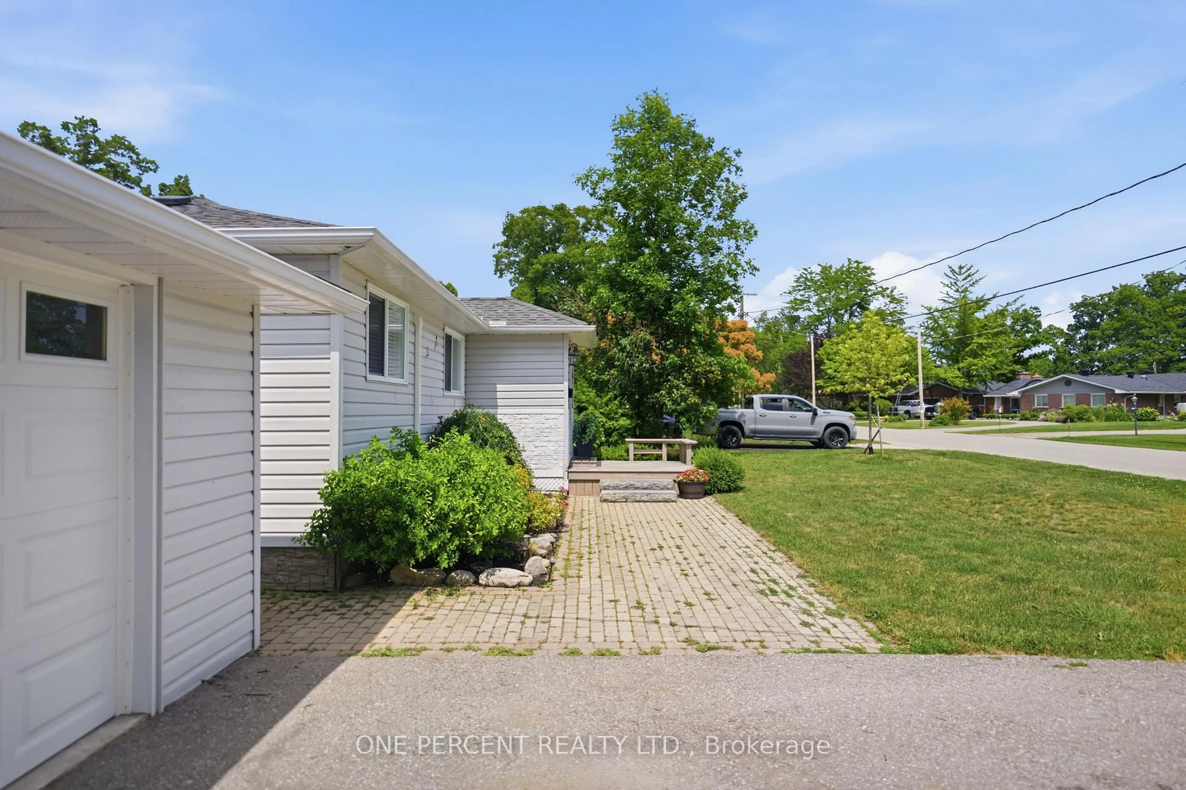 A pic from outside/outdoor area/front of a property/back of a property/a pic from drone, street for 608 BROADVIEW Ave, Orillia Ontario L3V 6N8