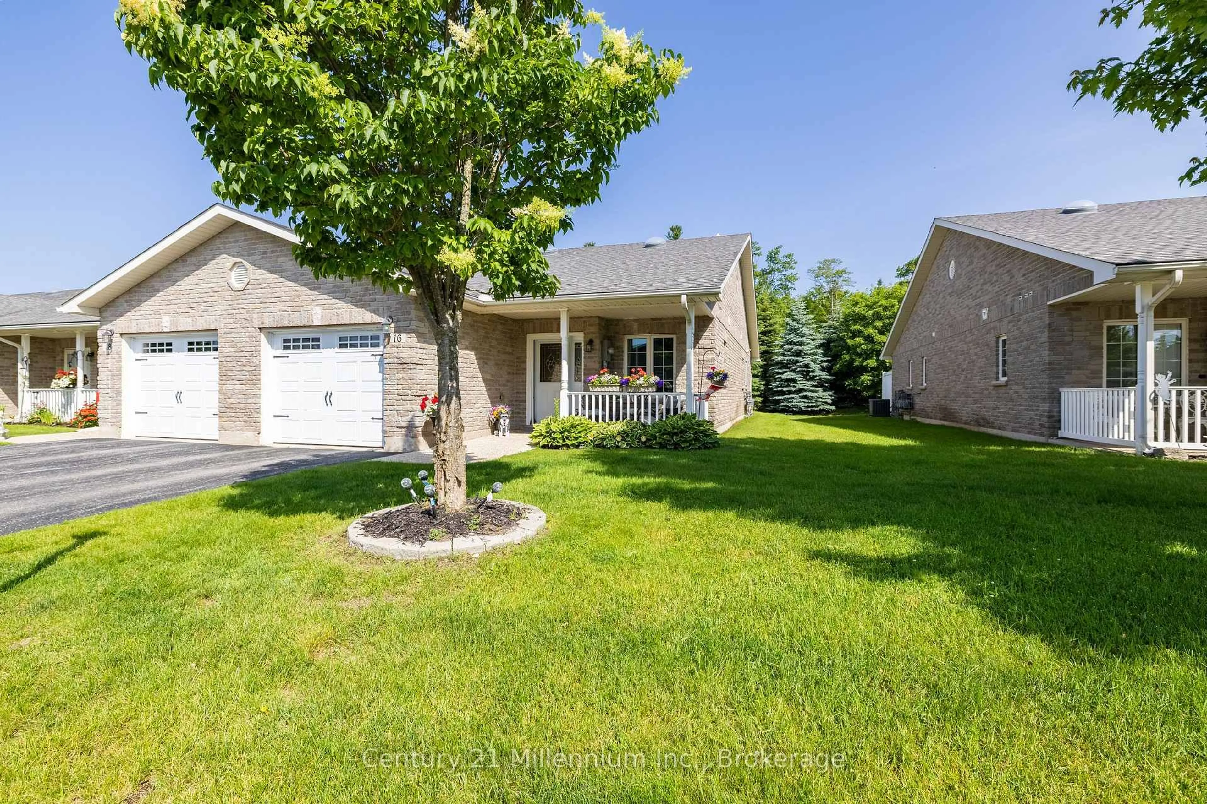A pic from outside/outdoor area/front of a property/back of a property/a pic from drone, street for 16 Clover Cres, Wasaga Beach Ontario L9Z 0G4