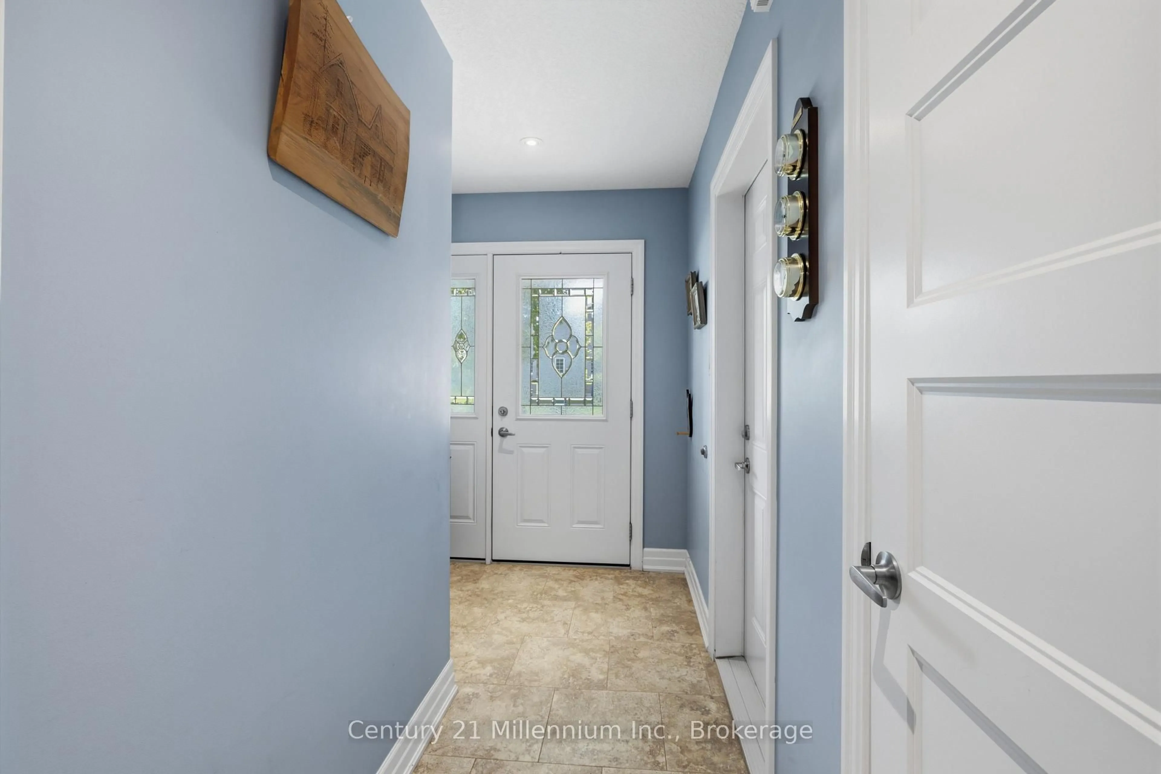 Indoor entryway for 16 Clover Cres, Wasaga Beach Ontario L9Z 0G4