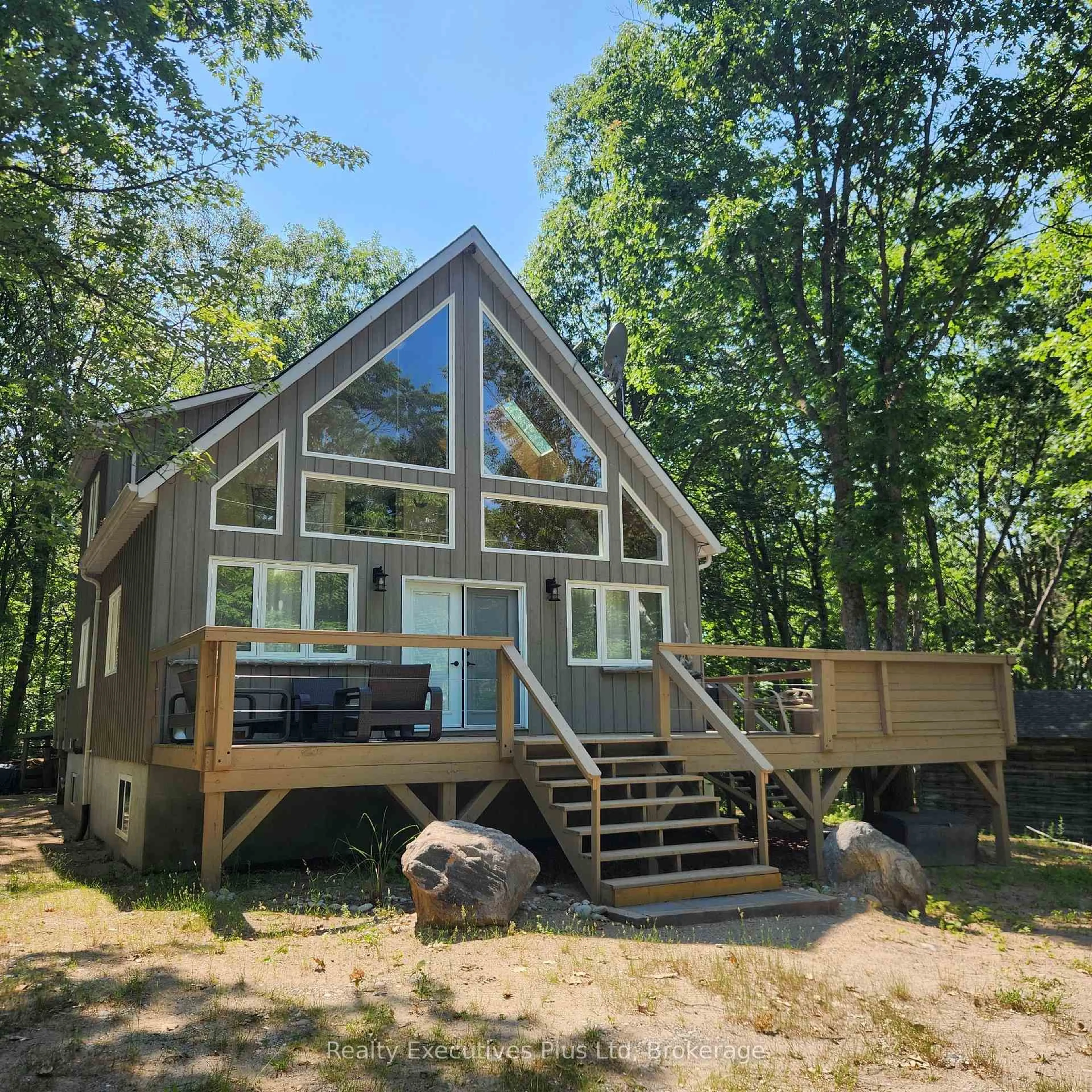 Home with vinyl exterior material, water/lake/river/ocean view for 5 Myiinggans Miikaan Lane, Christian Island 30 Ontario L9M 0A9
