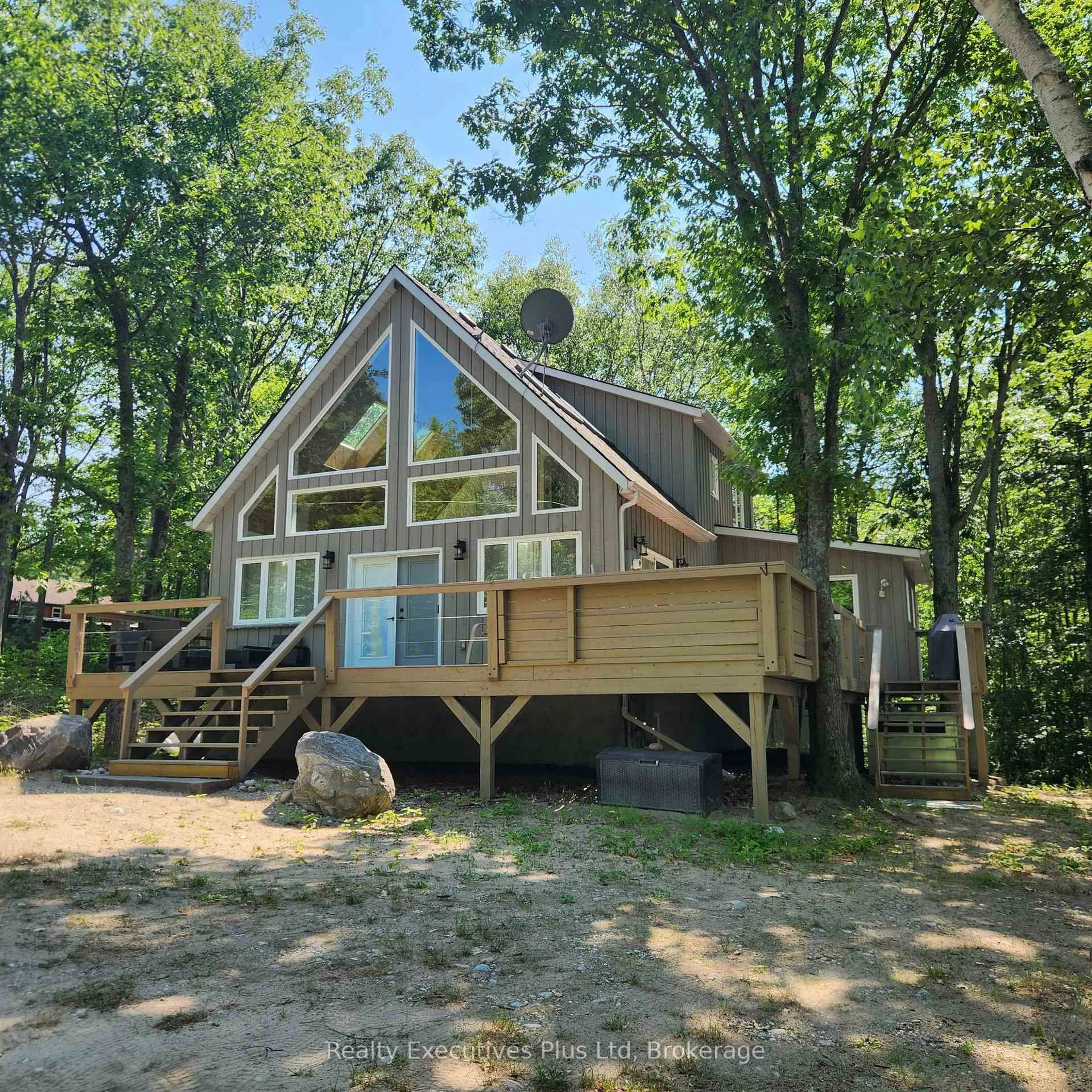 Home with vinyl exterior material, water/lake/river/ocean view for 5 Myiinggans Miikaan Lane, Christian Island 30 Ontario L9M 0A9