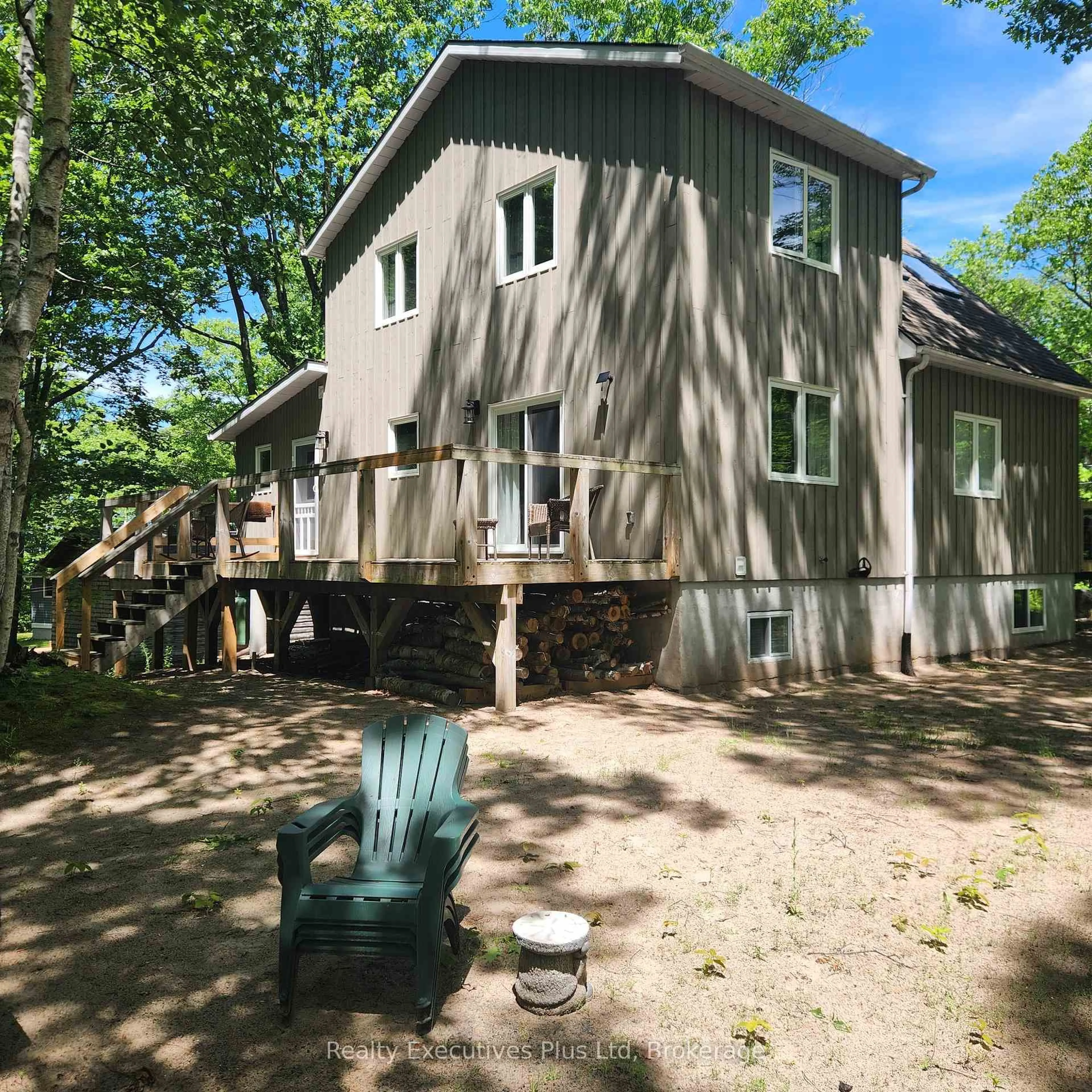Home with vinyl exterior material, unknown for 5 Myiinggans Miikaan Lane, Christian Island 30 Ontario L9M 0A9