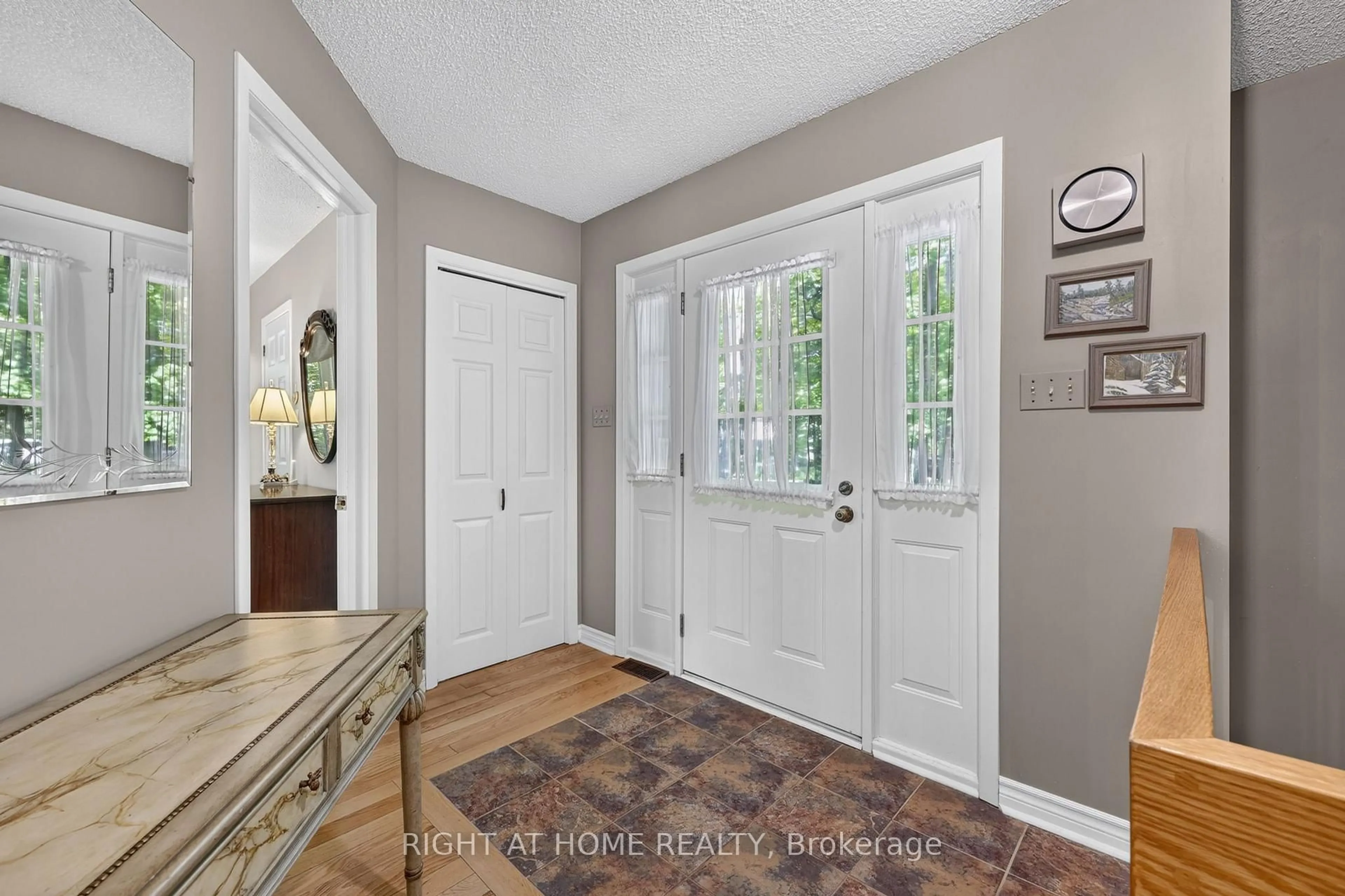 Indoor entryway for 5 Pine Pt, Oro-Medonte Ontario L4M 4Y8