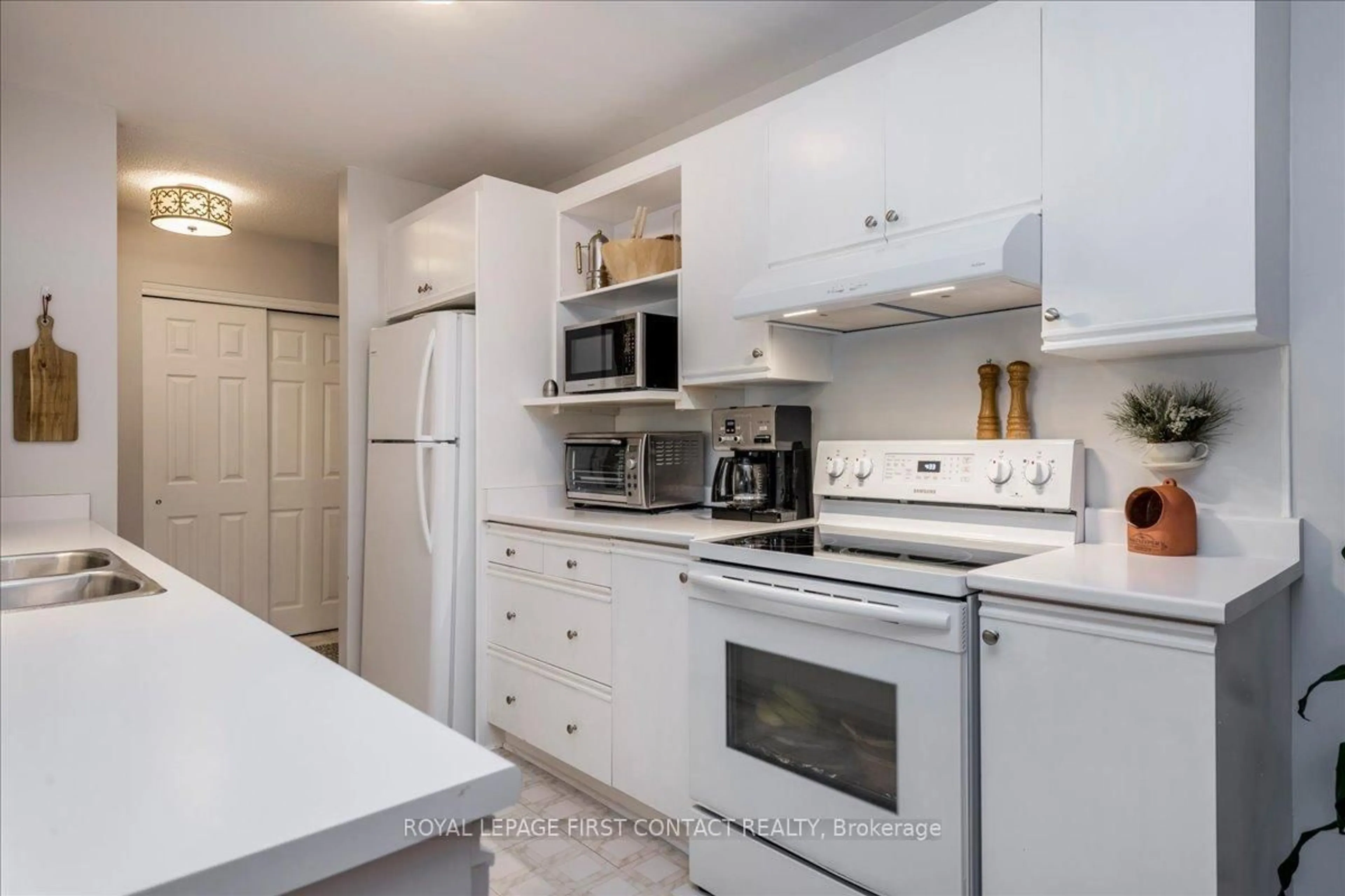 Standard kitchen, unknown for 131 Clapperton St #102, Barrie Ontario L4M 3G3