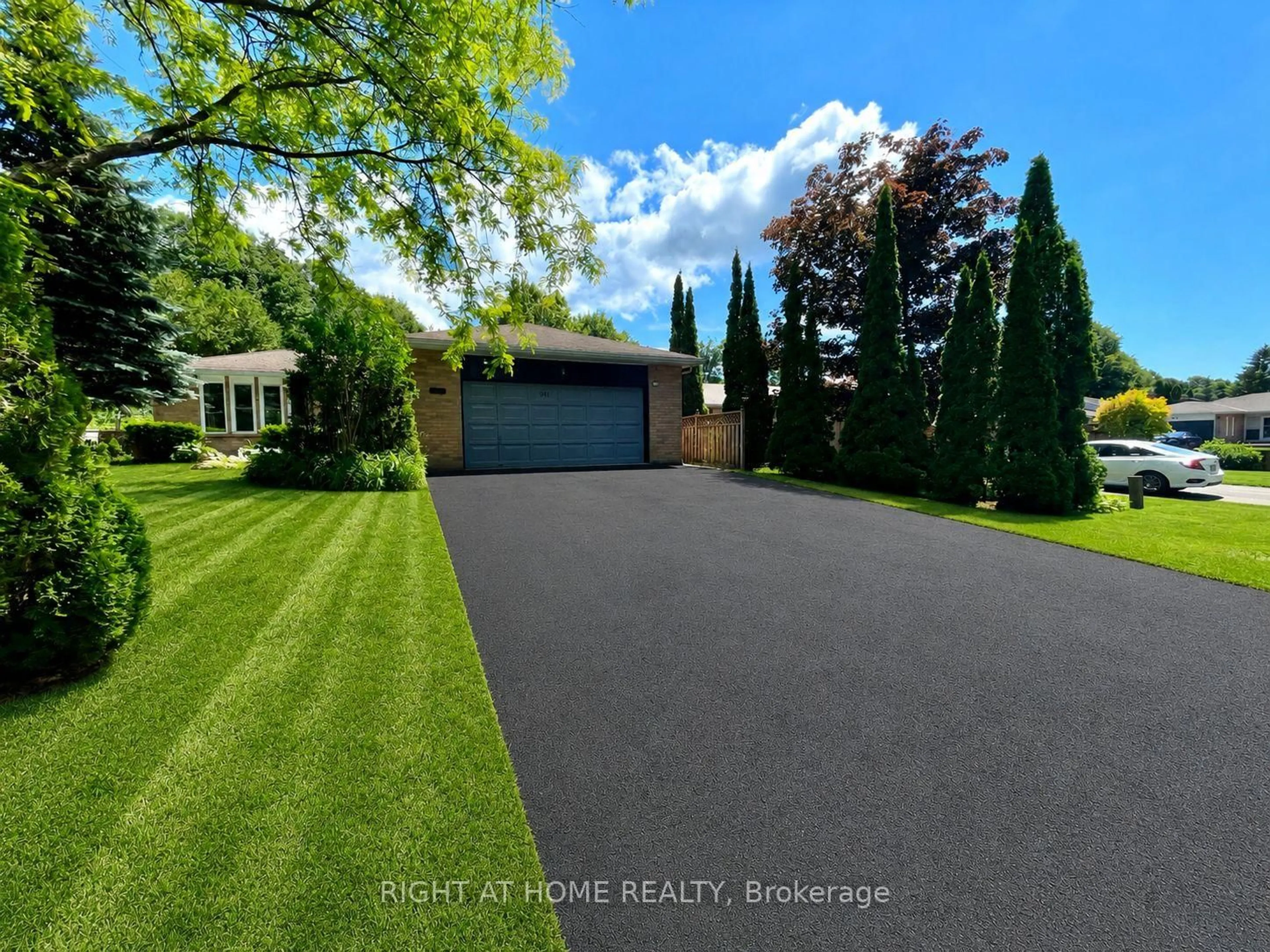 A pic from outside/outdoor area/front of a property/back of a property/a pic from drone, street for 941 Victoria St, Midland Ontario L4R 1B7