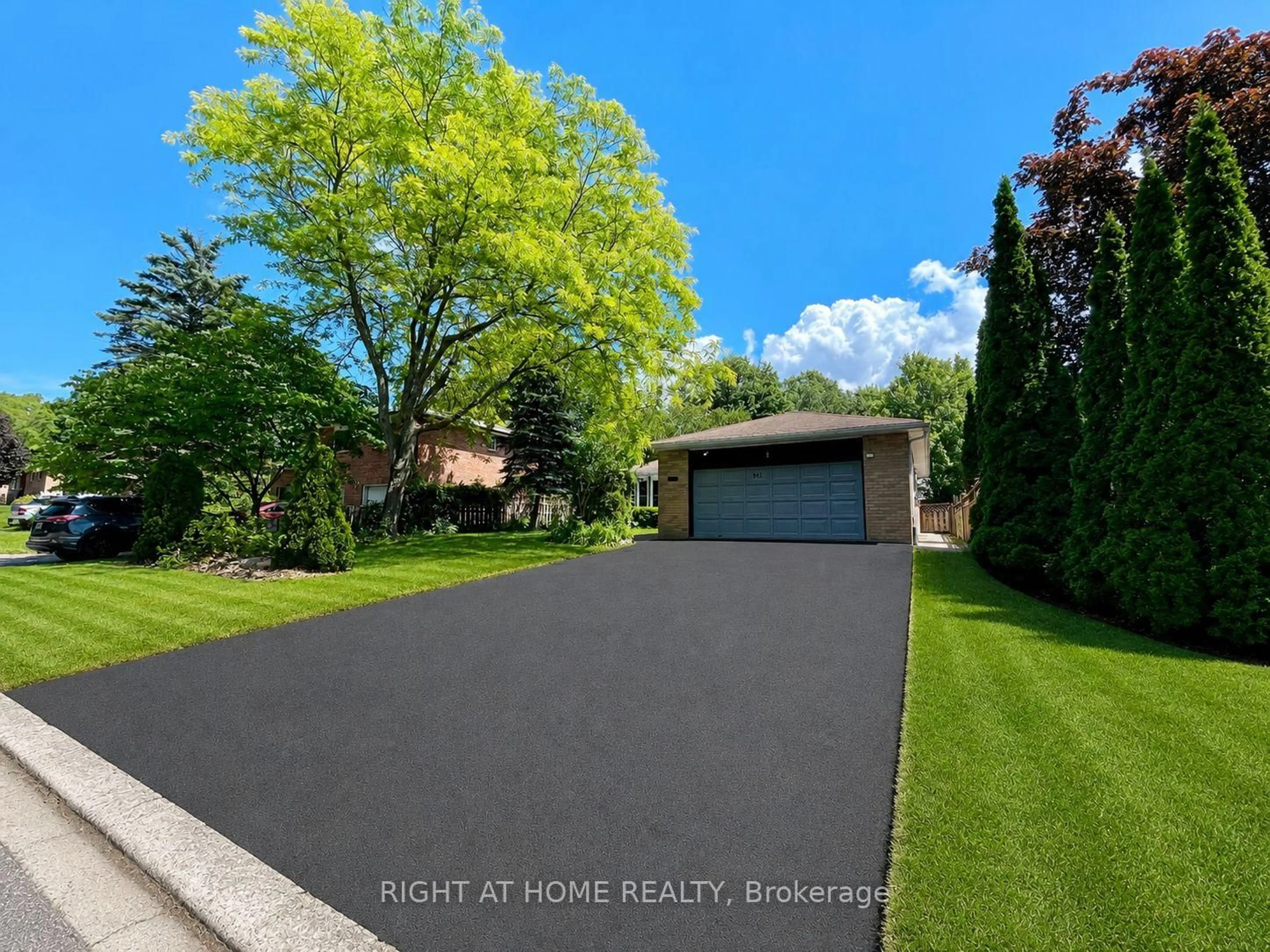 A pic from outside/outdoor area/front of a property/back of a property/a pic from drone, street for 941 Victoria St, Midland Ontario L4R 1B7